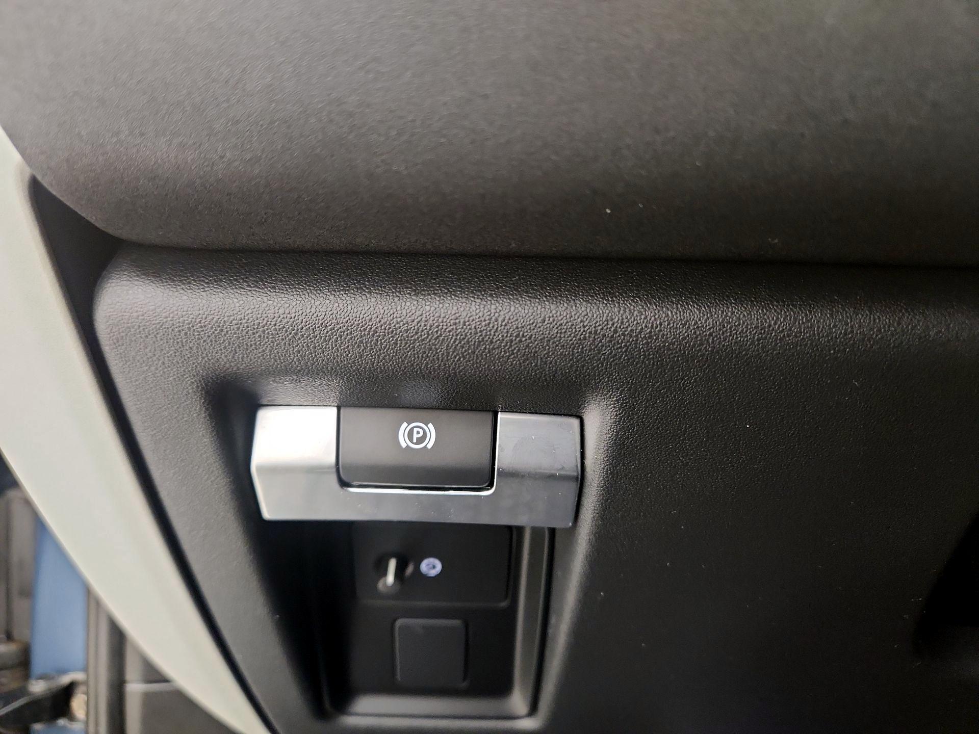 Thumbnail: 2022 Land Rover Defender - 13