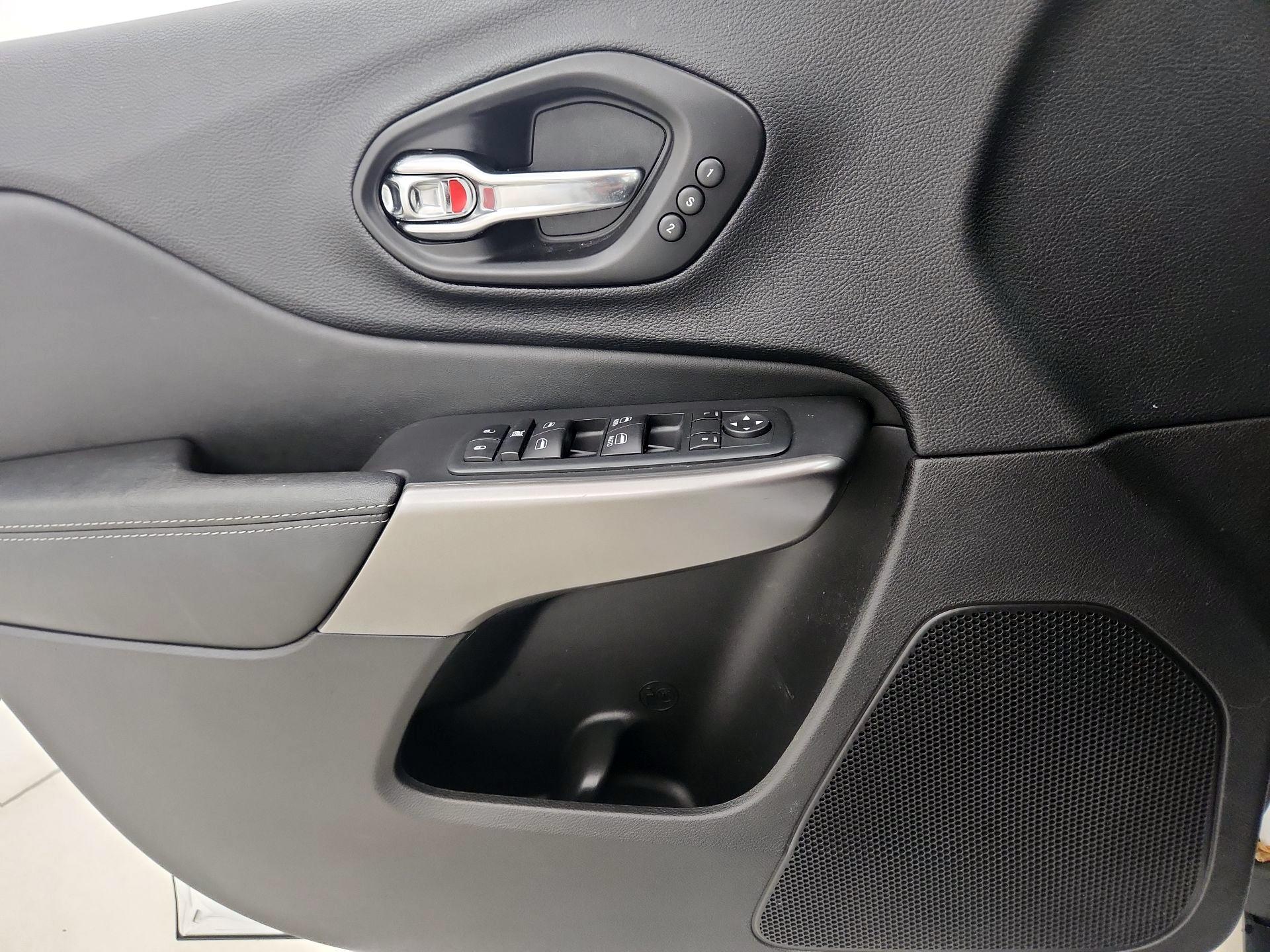 Thumbnail: 2021 Jeep Cherokee - 12