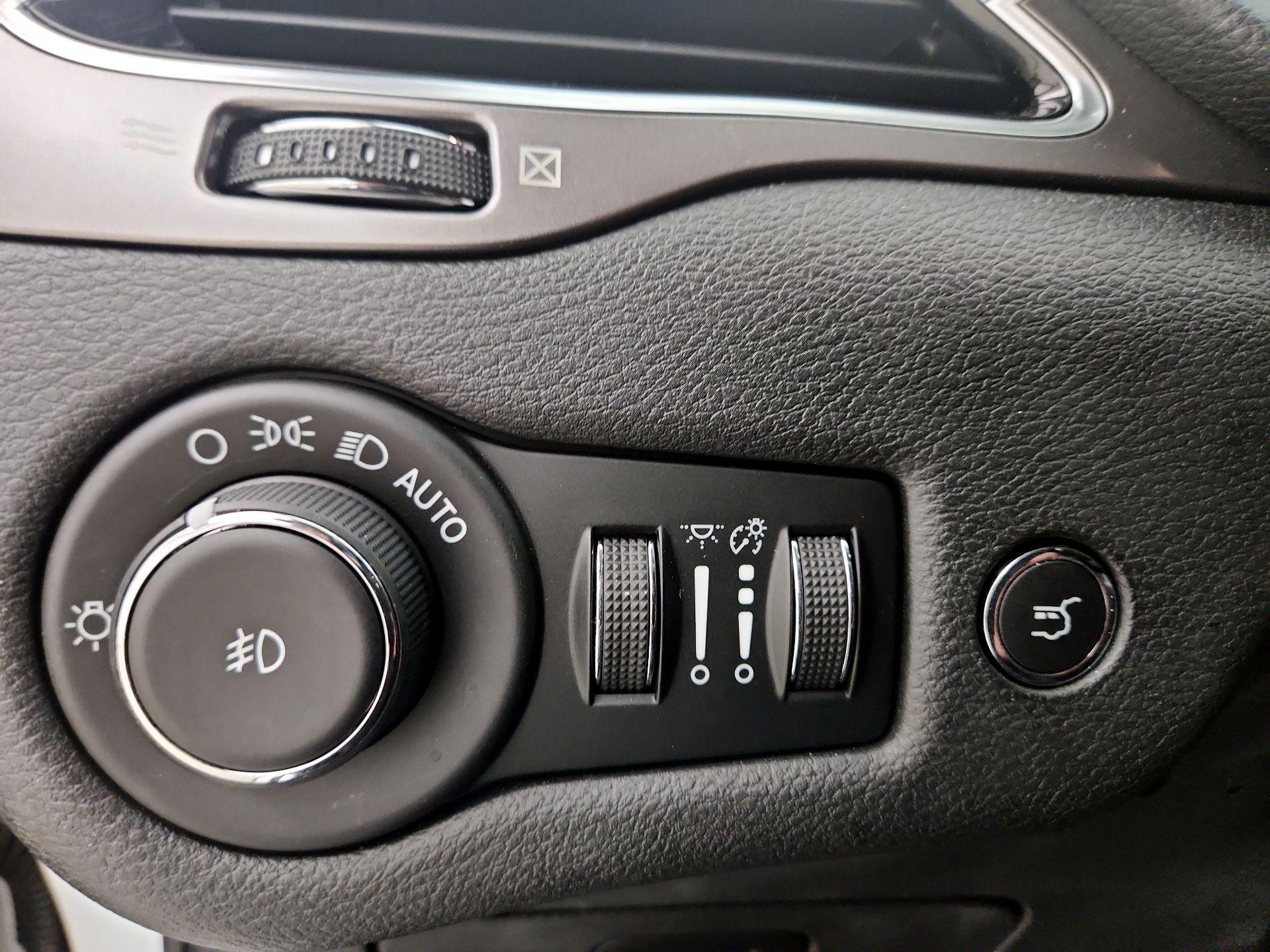 Thumbnail: 2021 Jeep Cherokee - 13