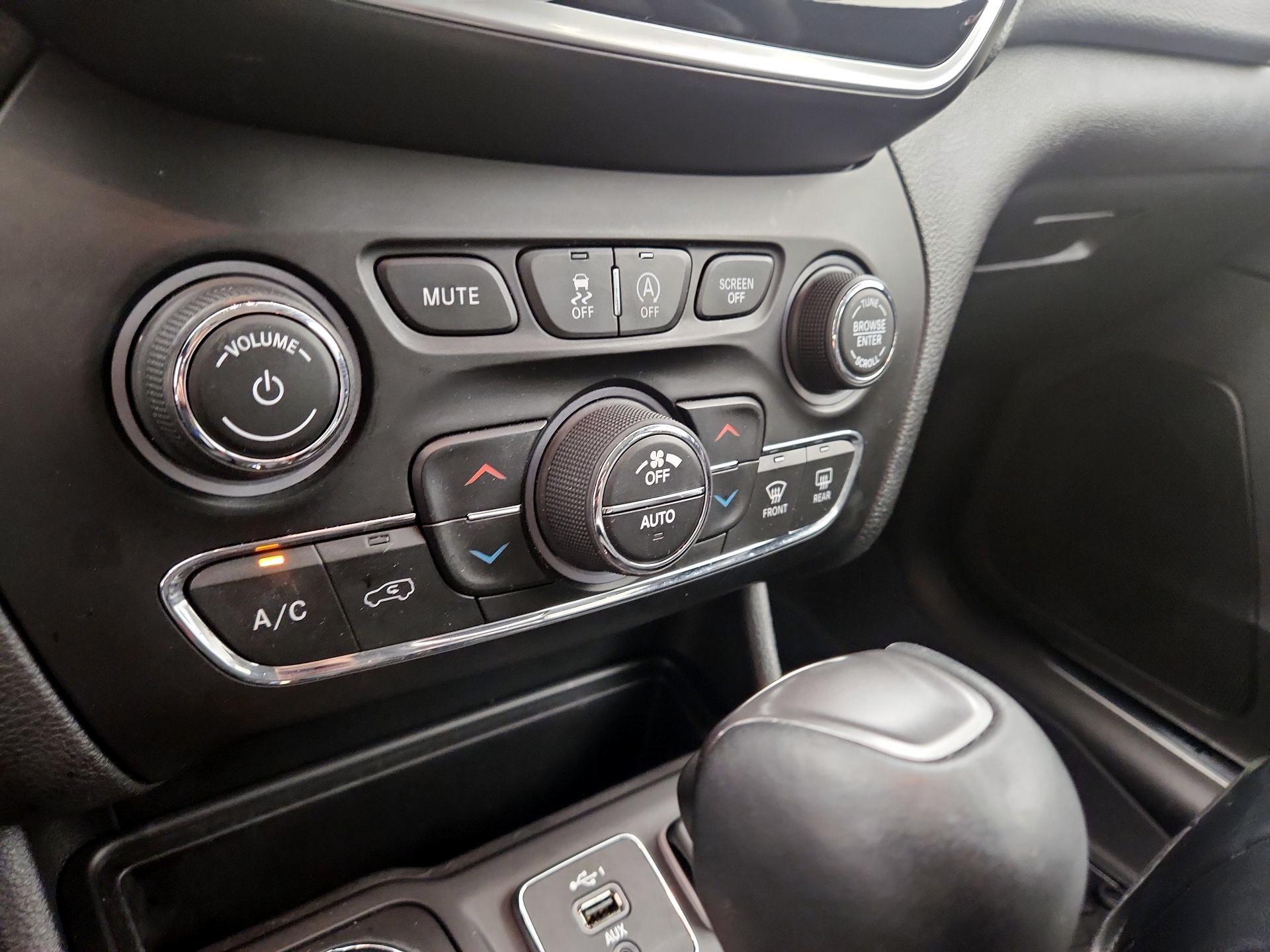 Thumbnail: 2021 Jeep Cherokee - 17