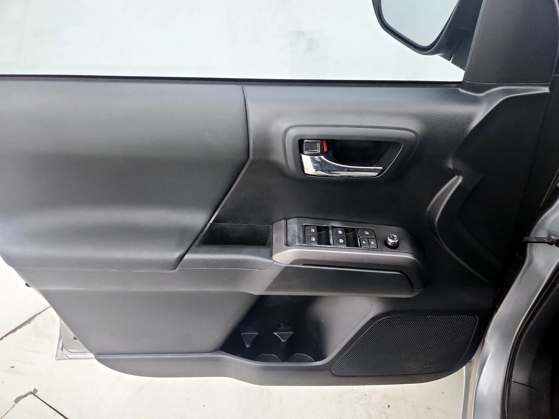 Thumbnail: 2018 Toyota Tacoma - 12