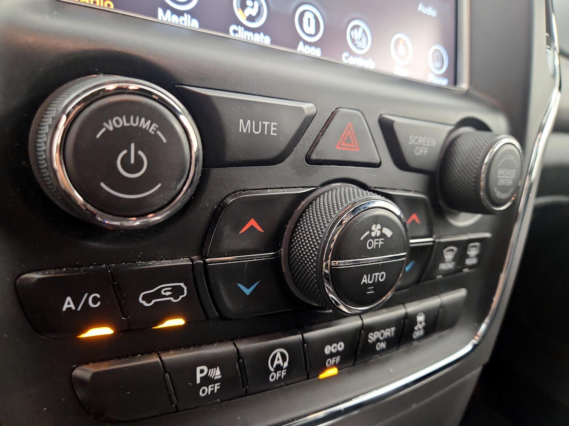 Thumbnail: 2018 Jeep Grand Cherokee - 17