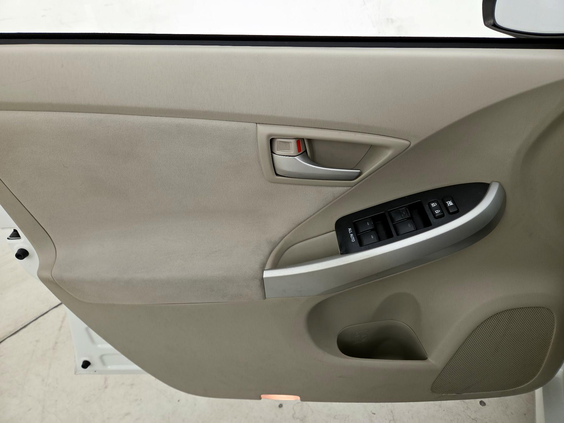 Thumbnail: 2015 Toyota Prius - 12