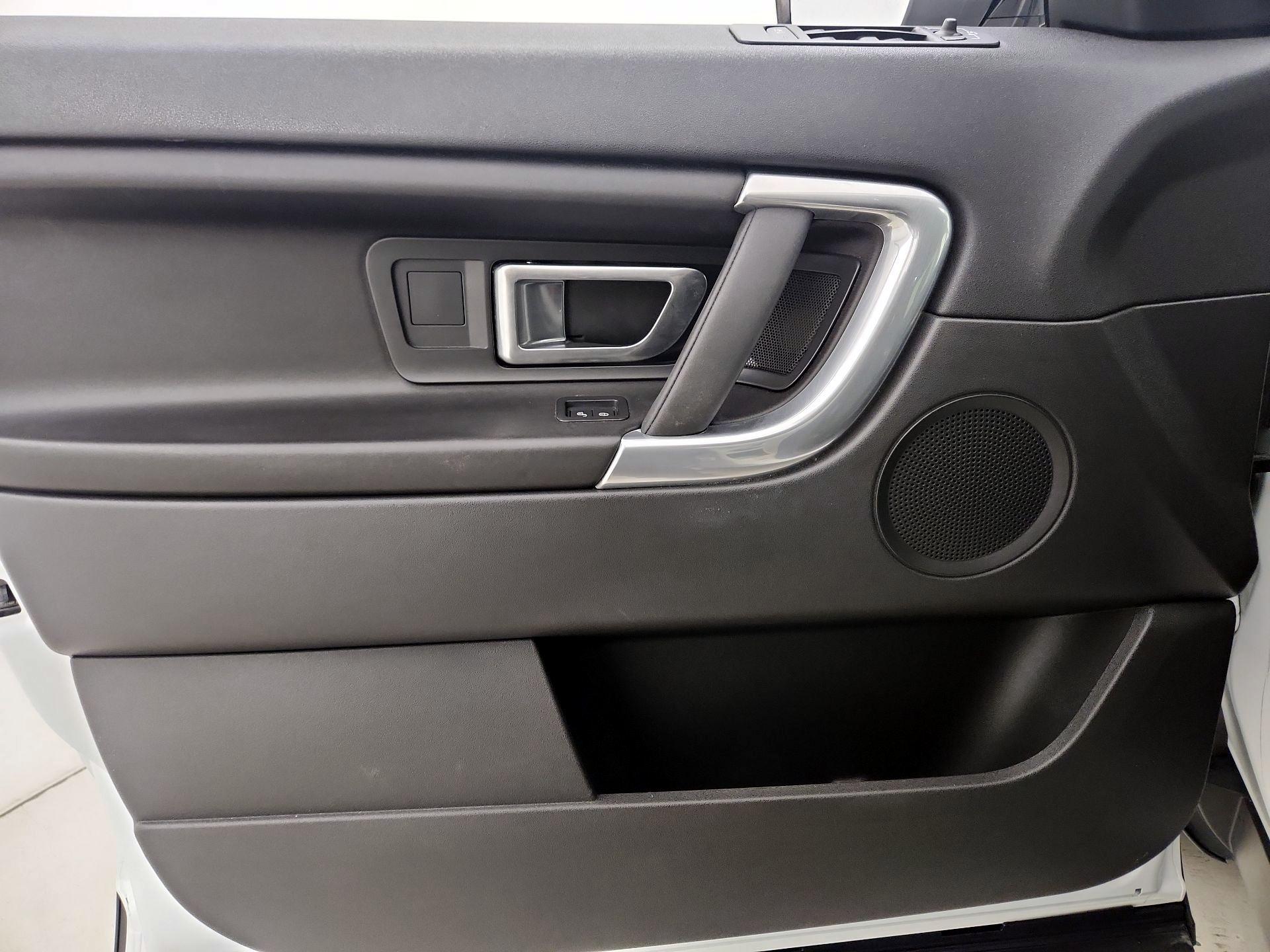 Thumbnail: 2016 Land Rover Discovery Sport - 12