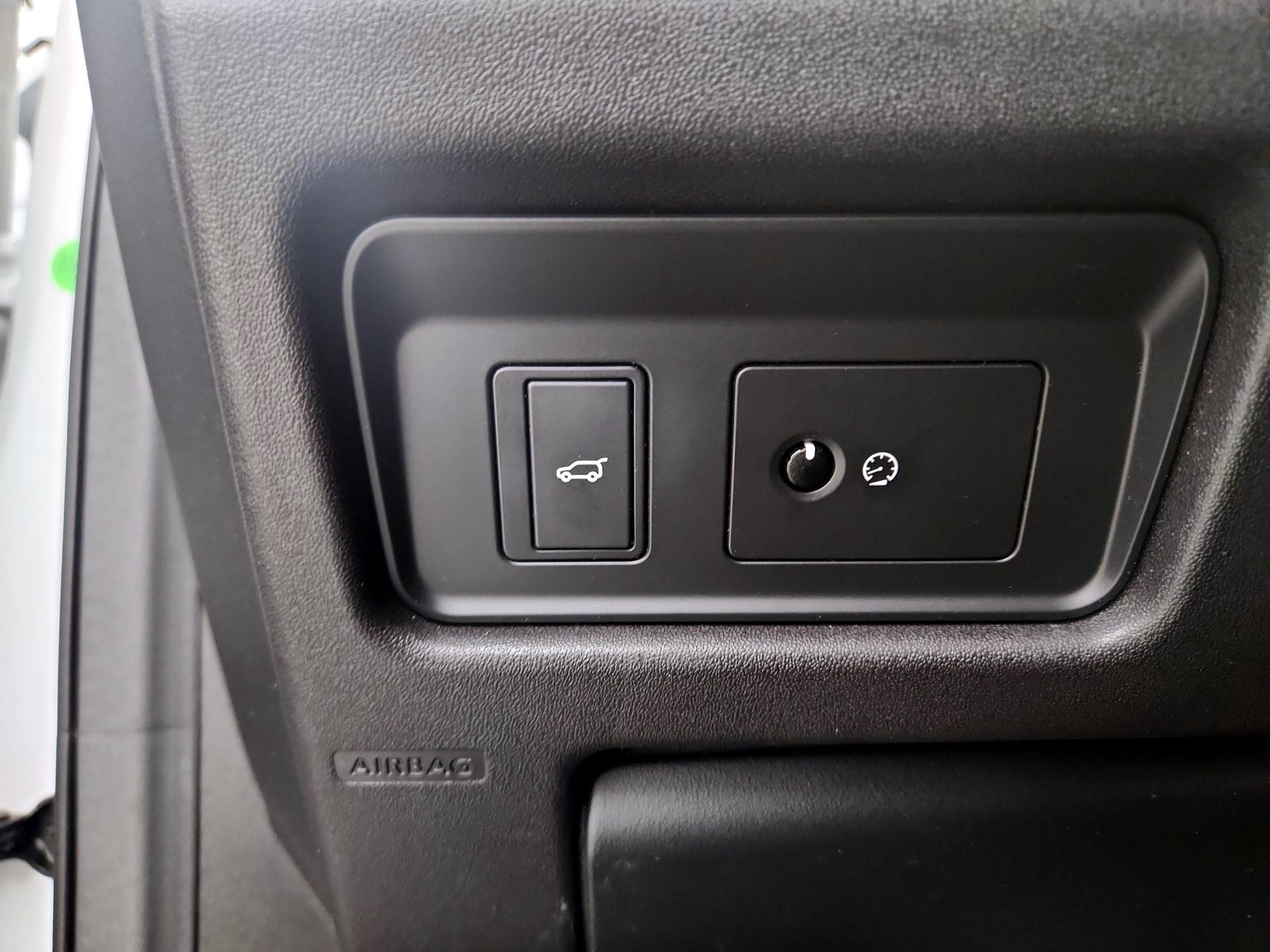 Thumbnail: 2016 Land Rover Discovery Sport - 13