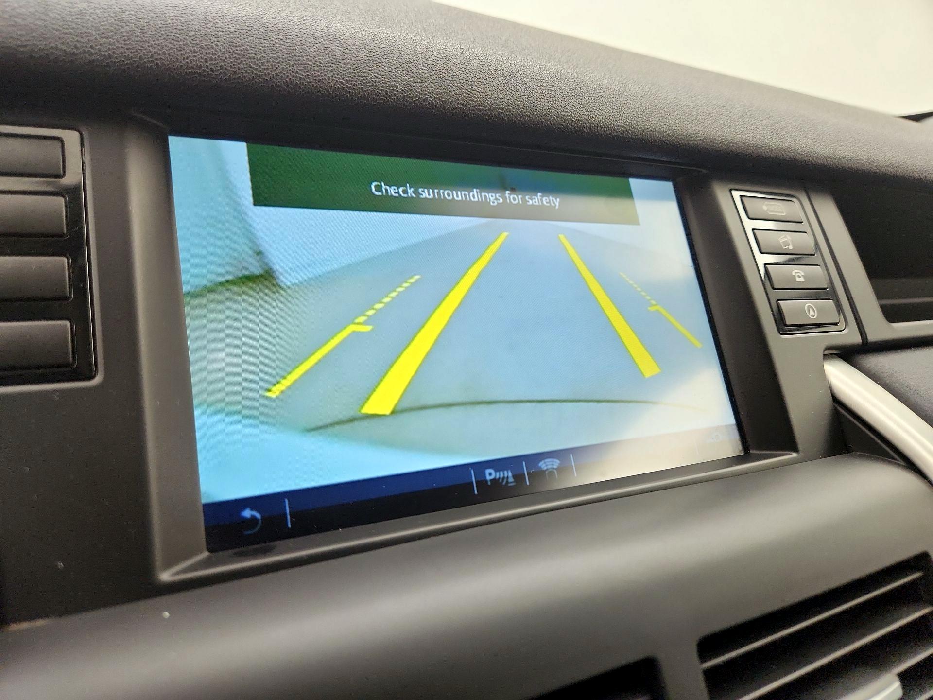 Thumbnail: 2016 Land Rover Discovery Sport - 14