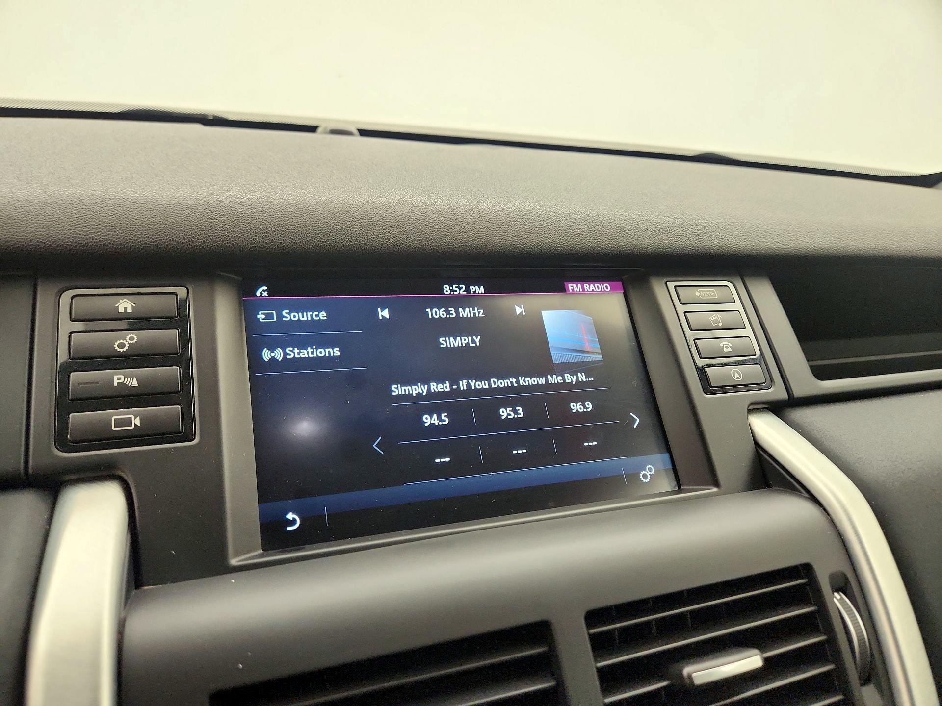 Thumbnail: 2016 Land Rover Discovery Sport - 15