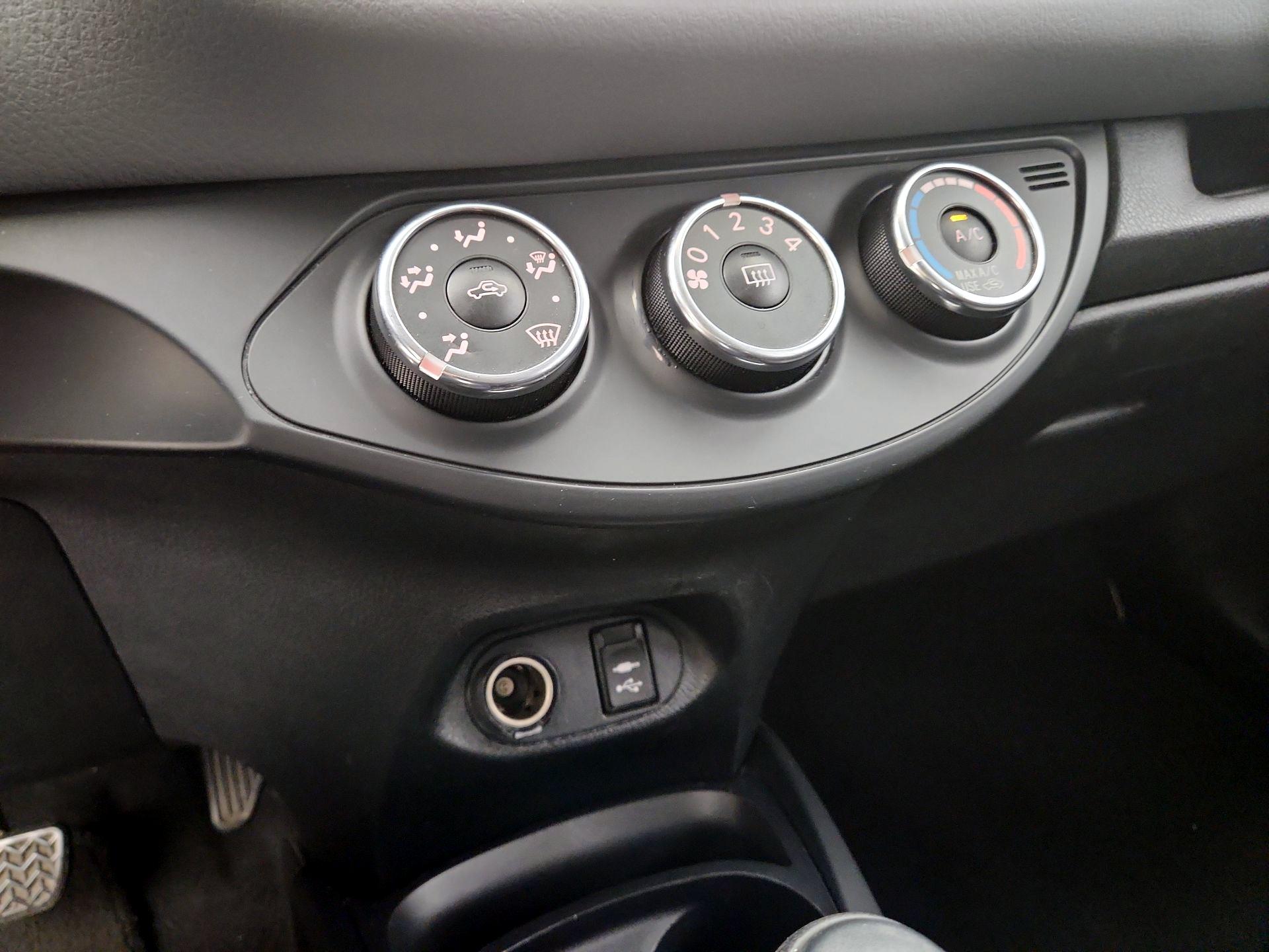 Thumbnail: 2015 Toyota Yaris - 14