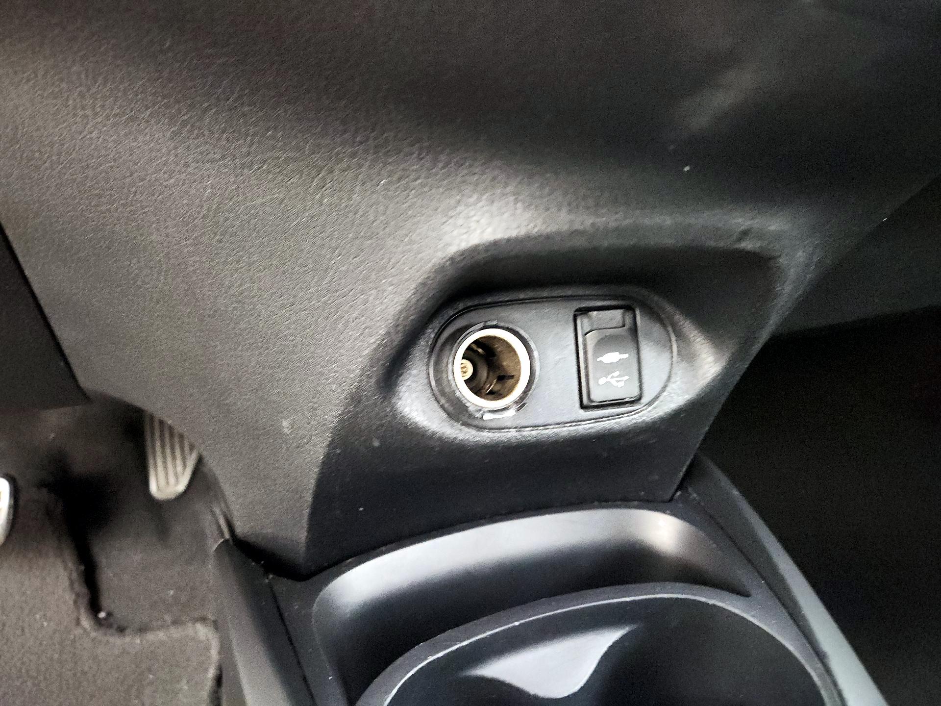 Thumbnail: 2015 Toyota Yaris - 16