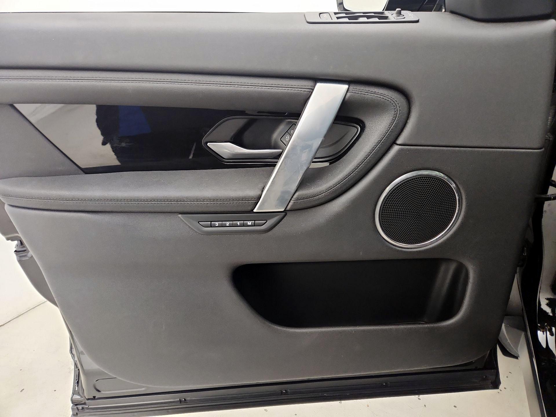 Thumbnail: 2020 Land Rover Discovery Sport - 12