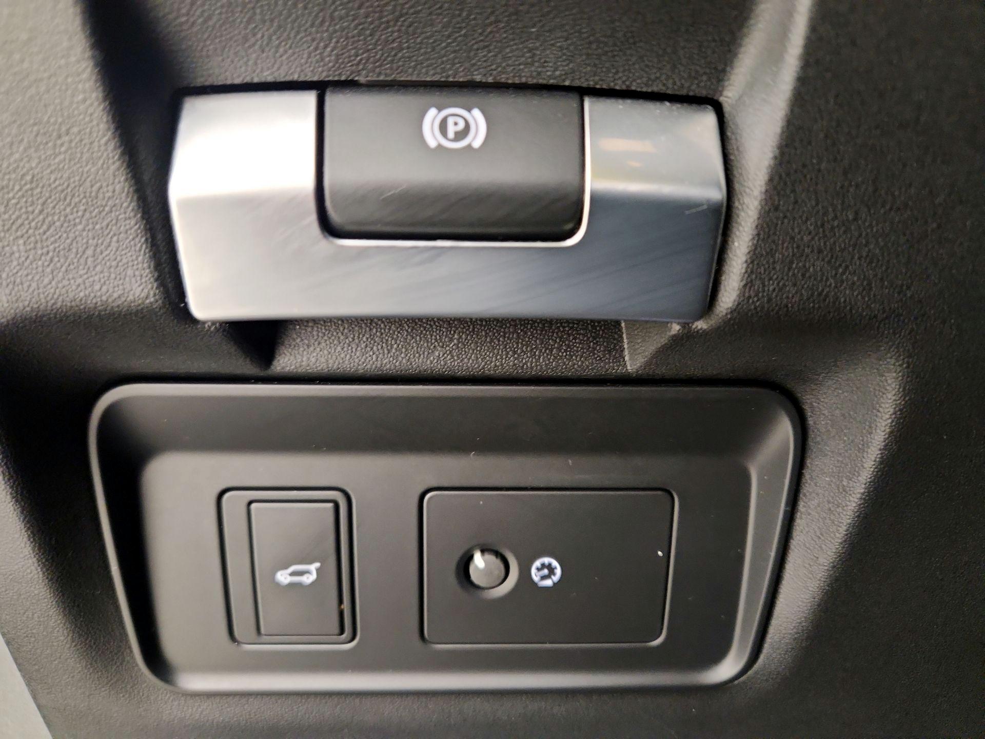 Thumbnail: 2020 Land Rover Discovery Sport - 13