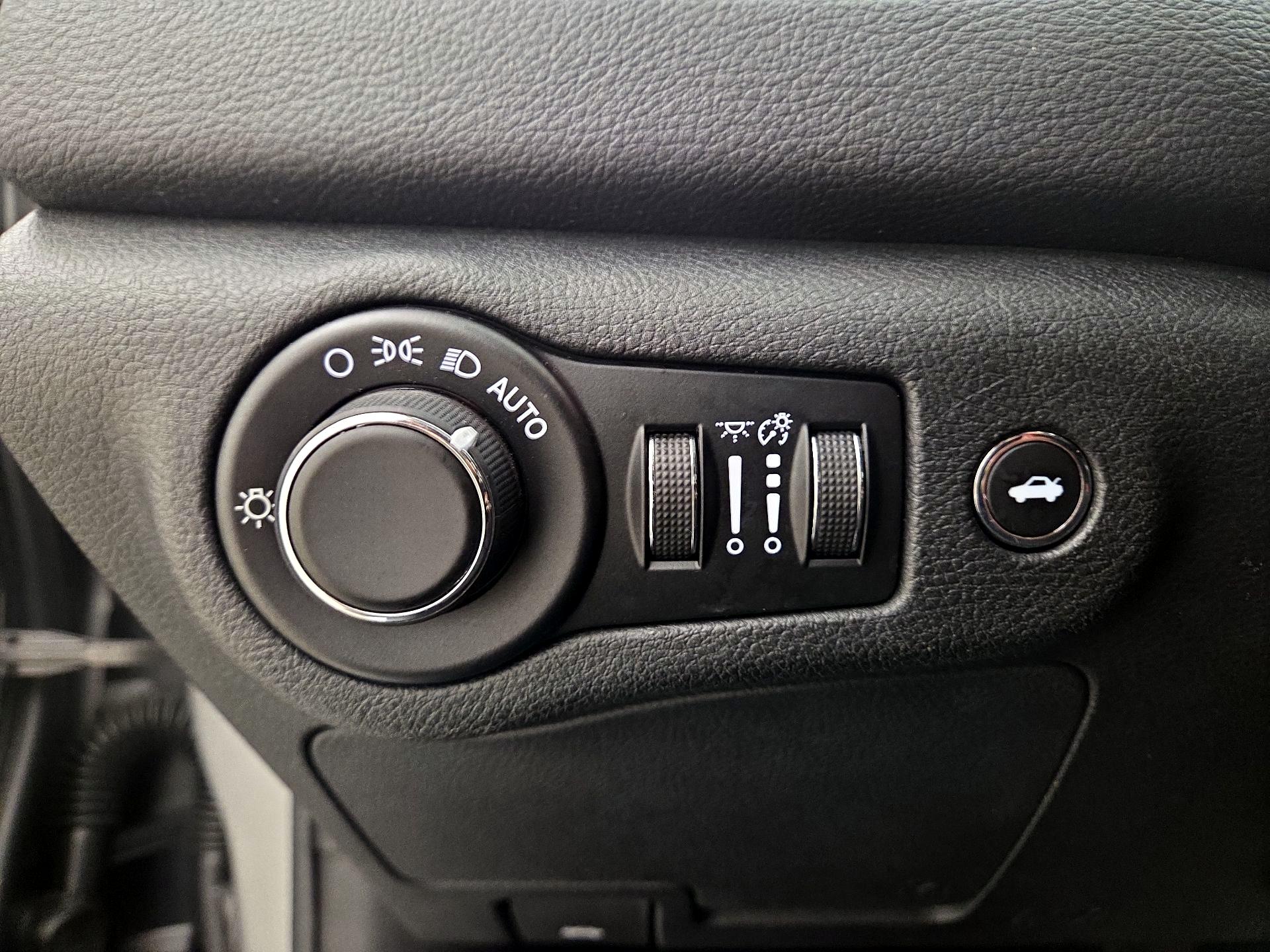Thumbnail: 2015 Chrysler 200 - 13