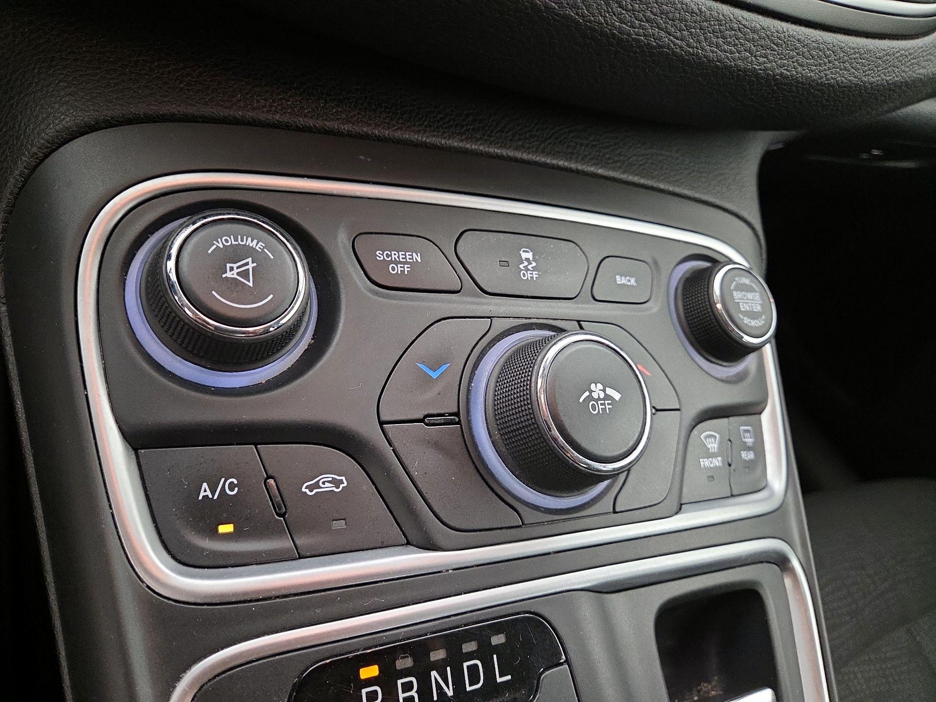 Thumbnail: 2015 Chrysler 200 - 17