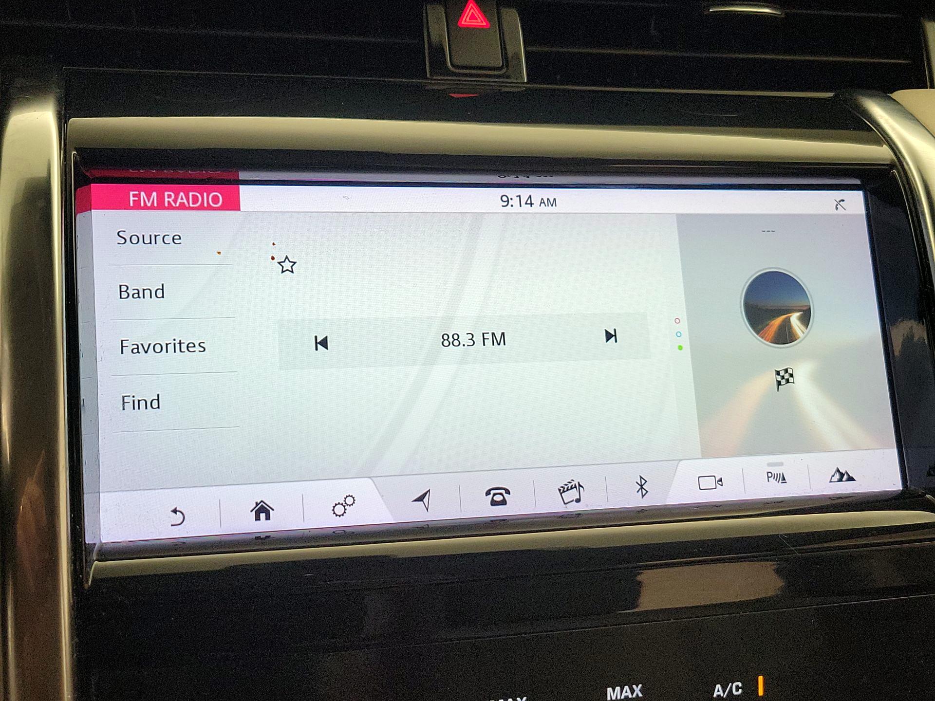 Thumbnail: 2020 Land Rover Discovery Sport - 16