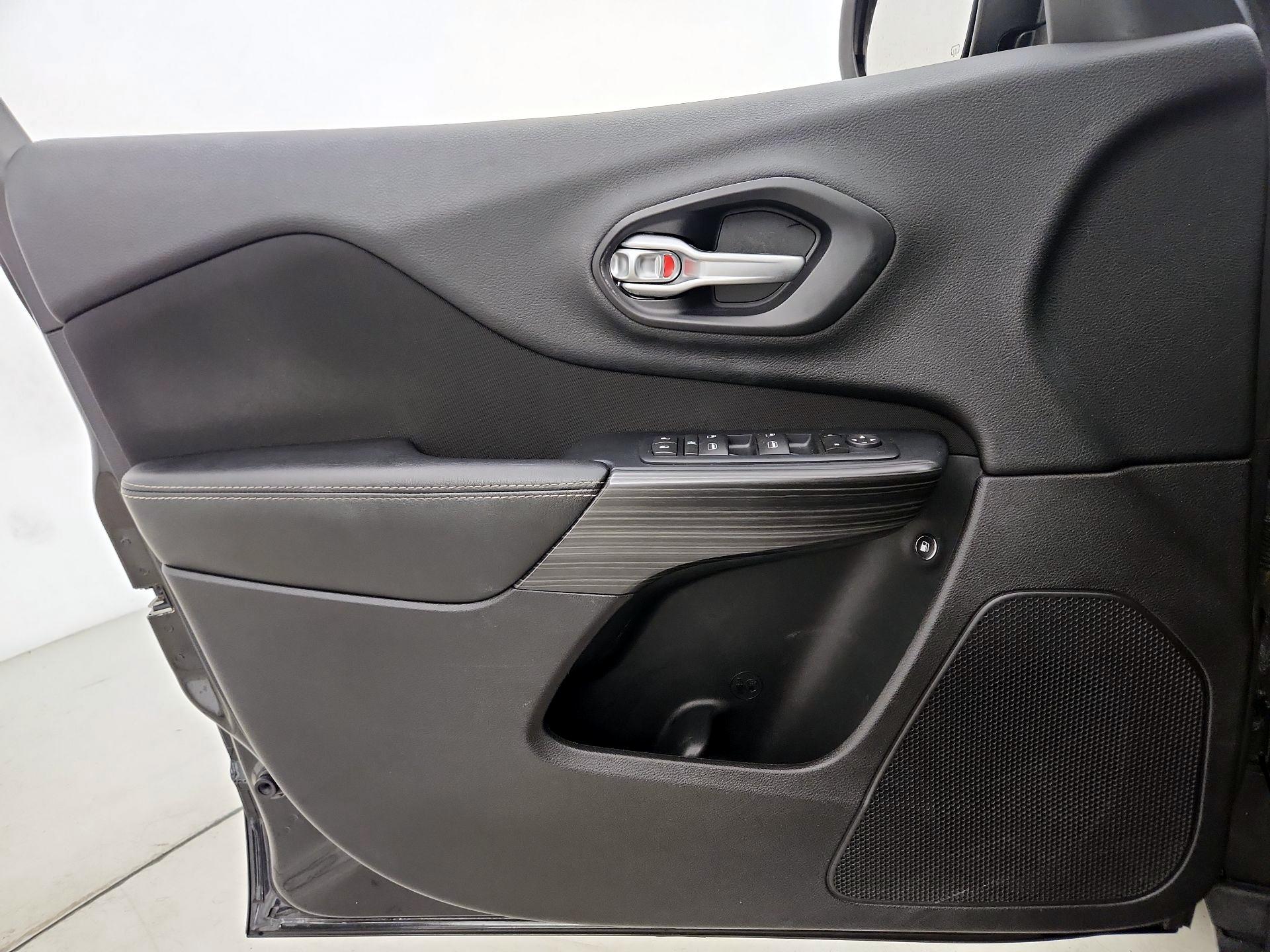 Thumbnail: 2016 Jeep Cherokee - 12