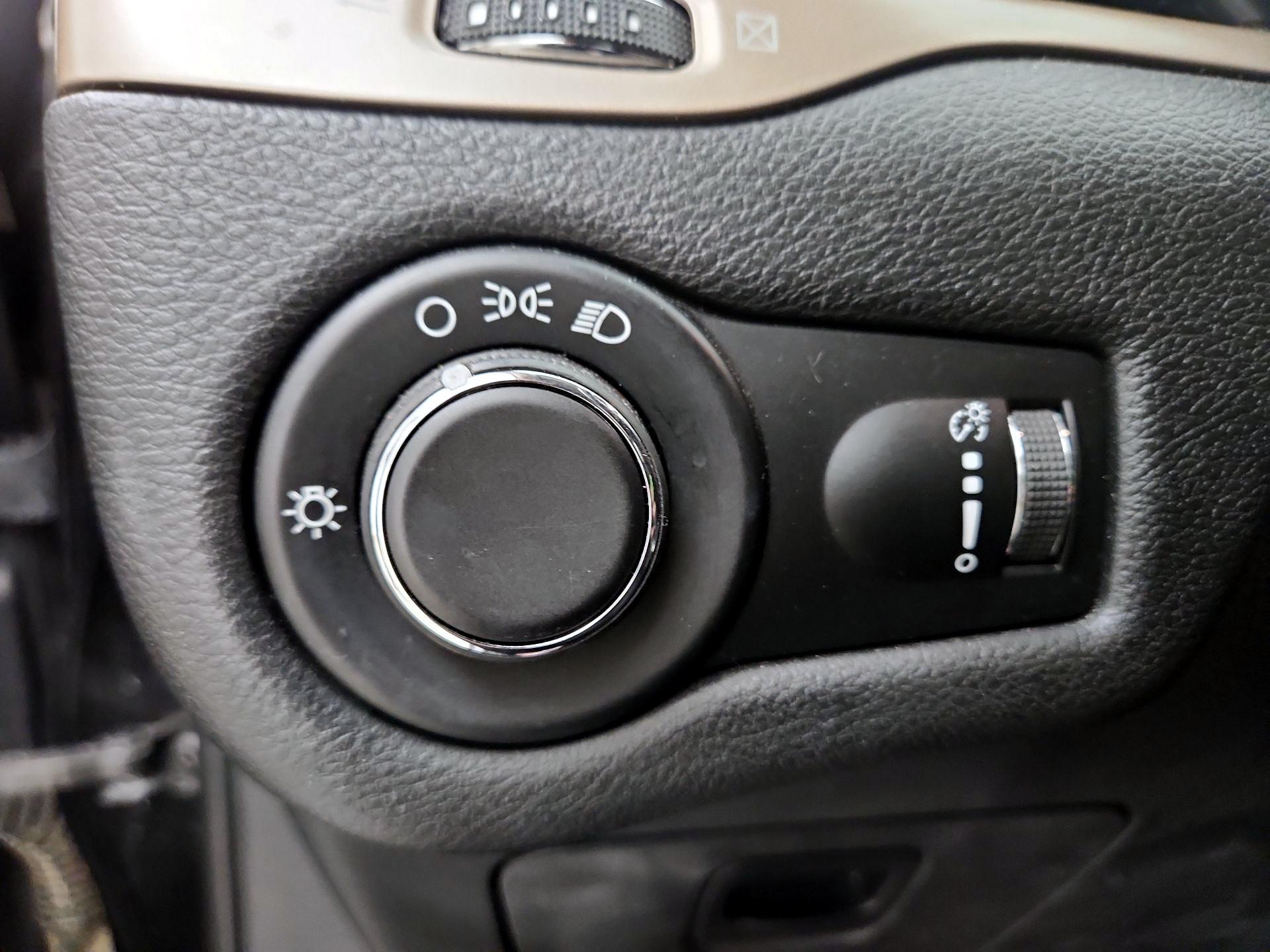 Thumbnail: 2016 Jeep Cherokee - 13