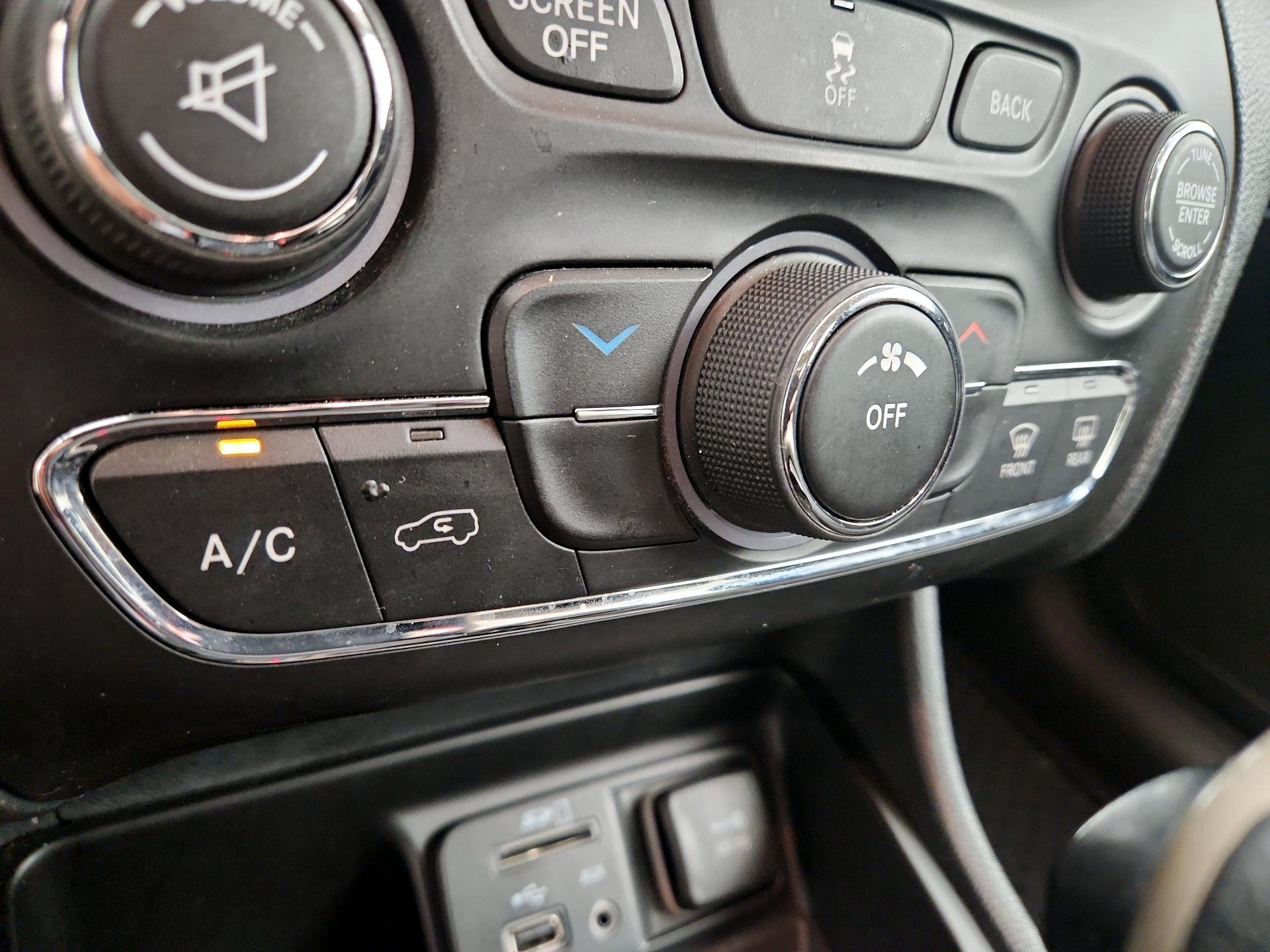 Thumbnail: 2016 Jeep Cherokee - 17