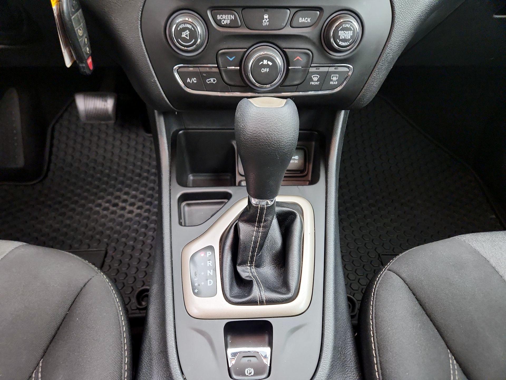 Thumbnail: 2016 Jeep Cherokee - 18