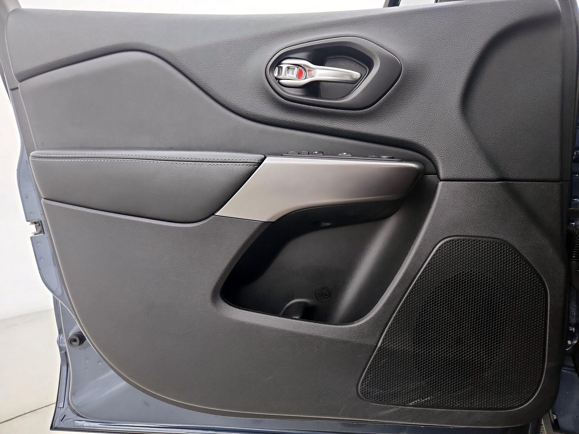 Thumbnail: 2021 Jeep Cherokee - 12