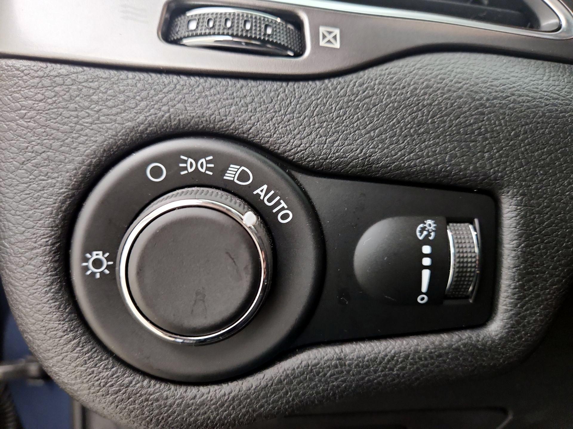 Thumbnail: 2021 Jeep Cherokee - 13