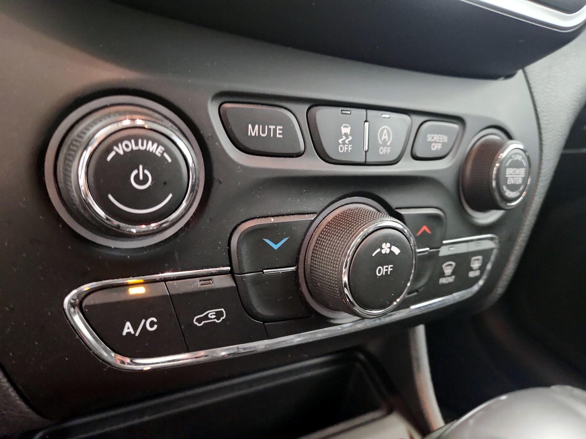 Thumbnail: 2021 Jeep Cherokee - 16