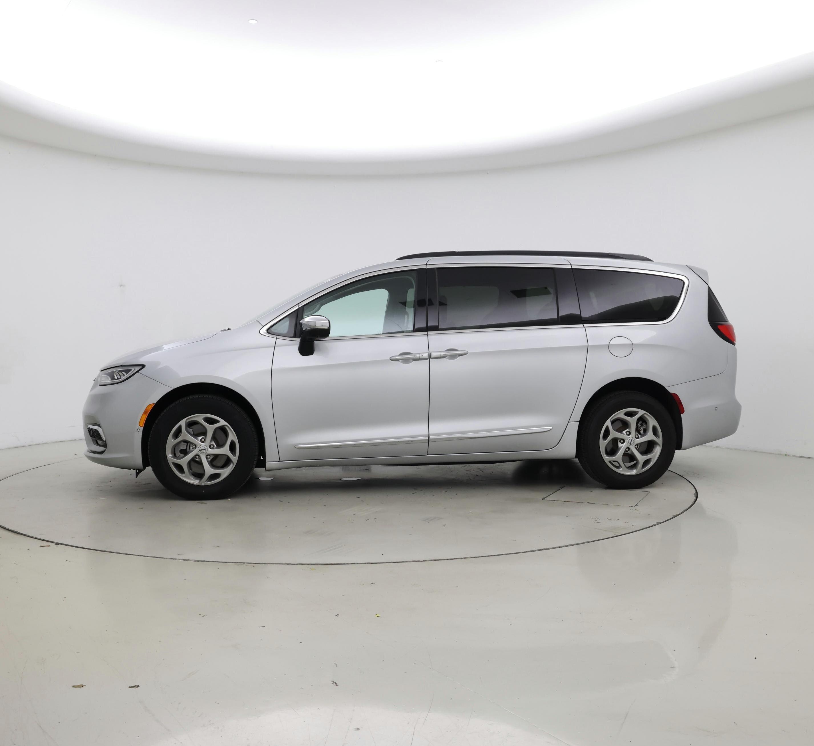 Thumbnail: 2023 Chrysler Pacifica - 3