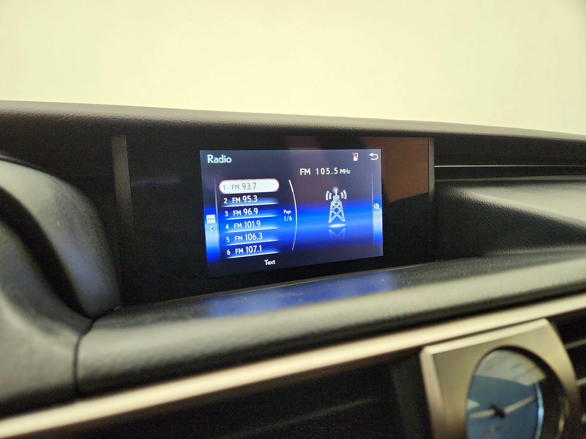 Thumbnail: 2019 Lexus IS - 15