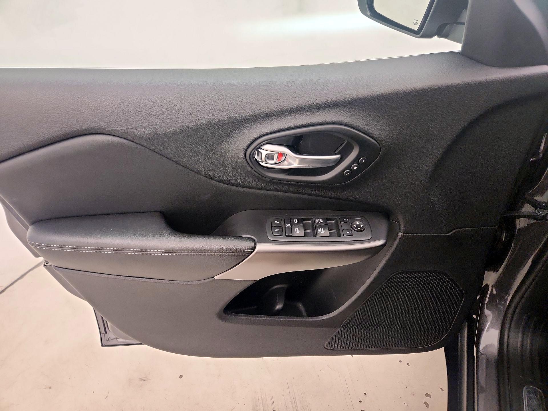 Thumbnail: 2020 Jeep Cherokee - 12