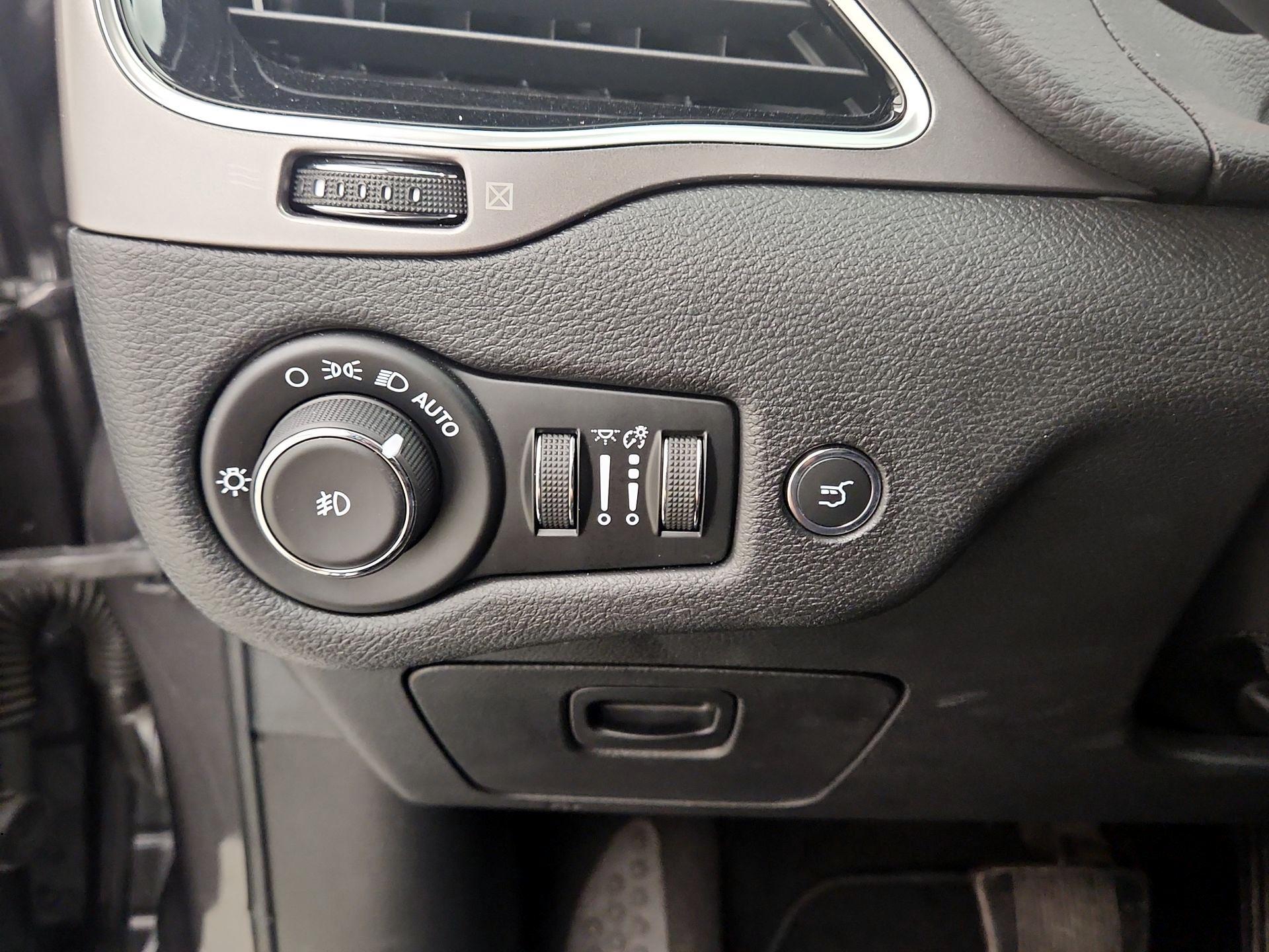 Thumbnail: 2020 Jeep Cherokee - 13