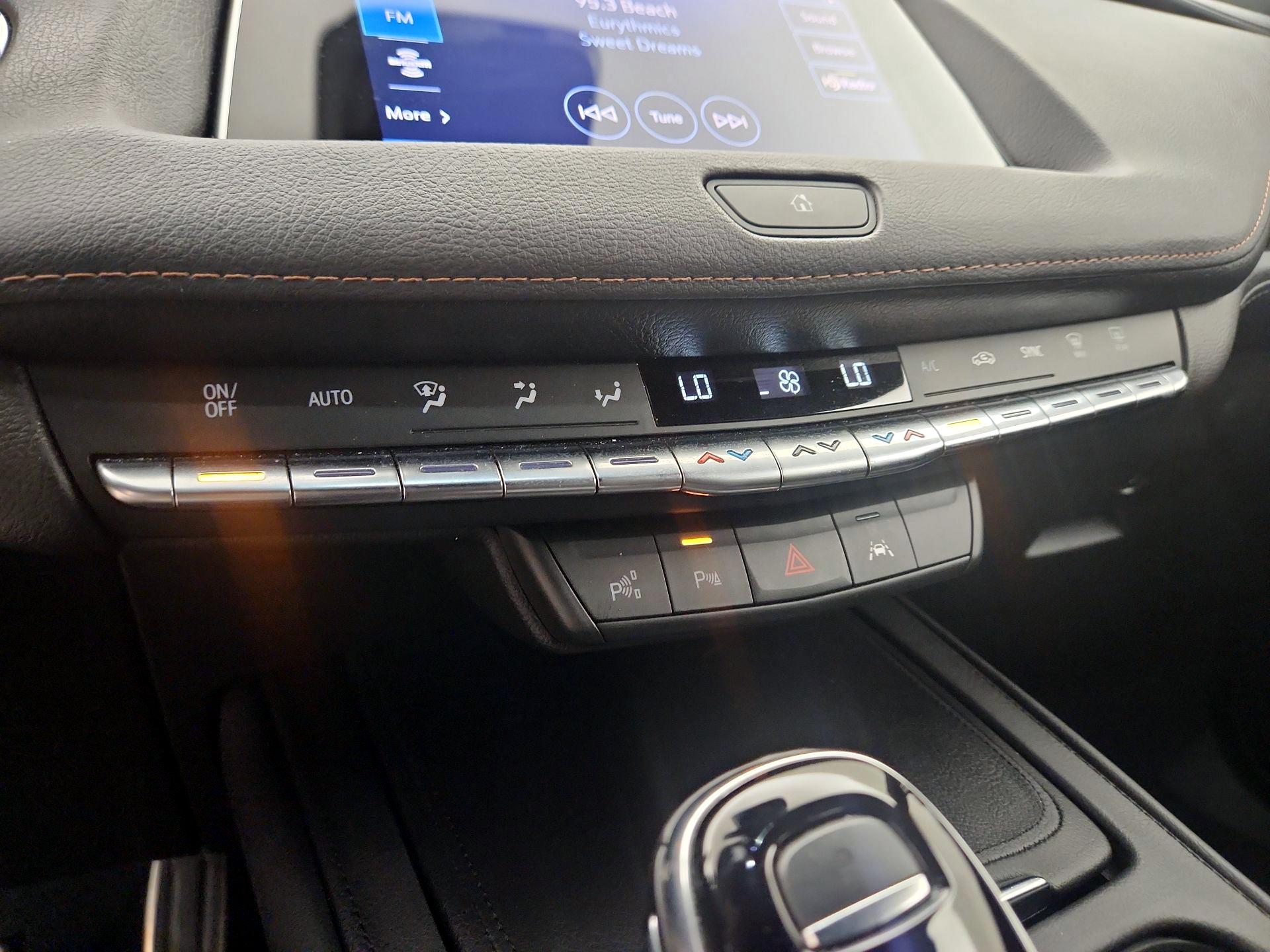 Thumbnail: 2022 Cadillac XT4 - 16