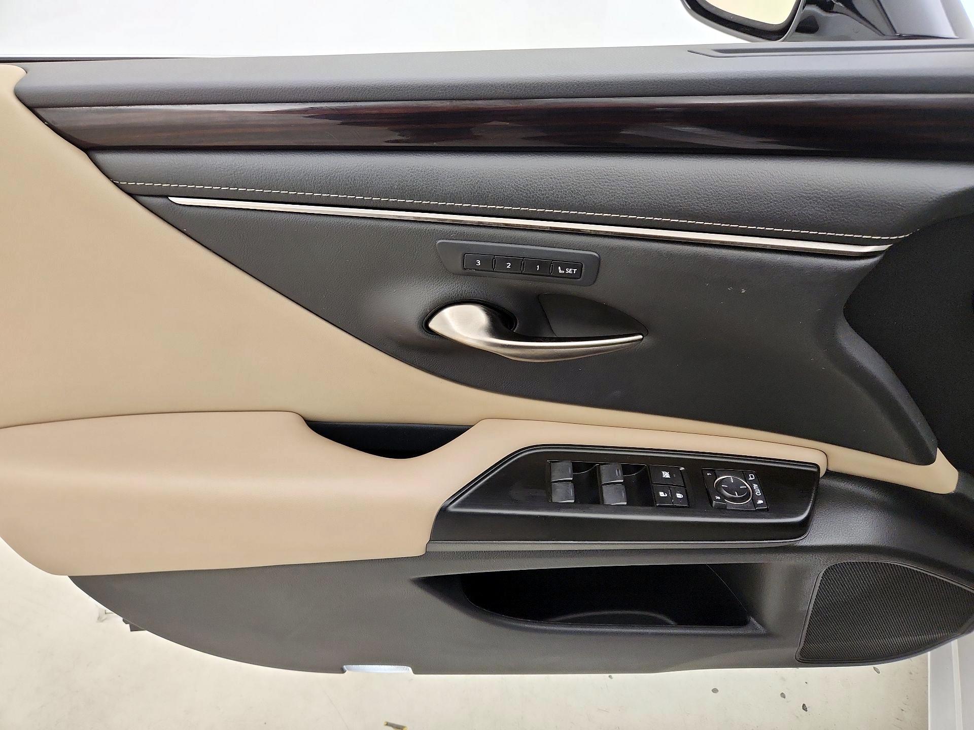 Thumbnail: 2020 Lexus ES - 12