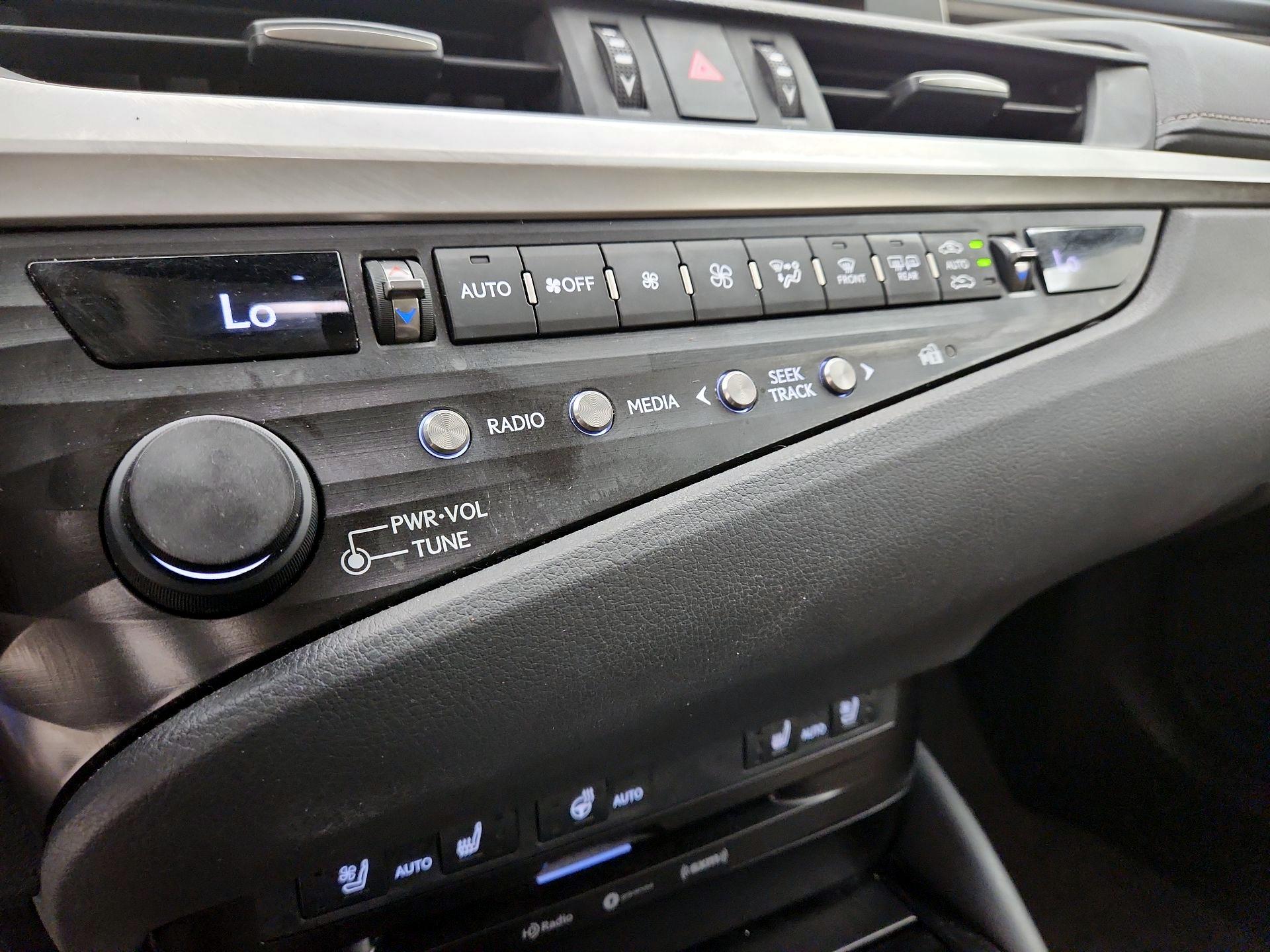 Thumbnail: 2020 Lexus ES - 15