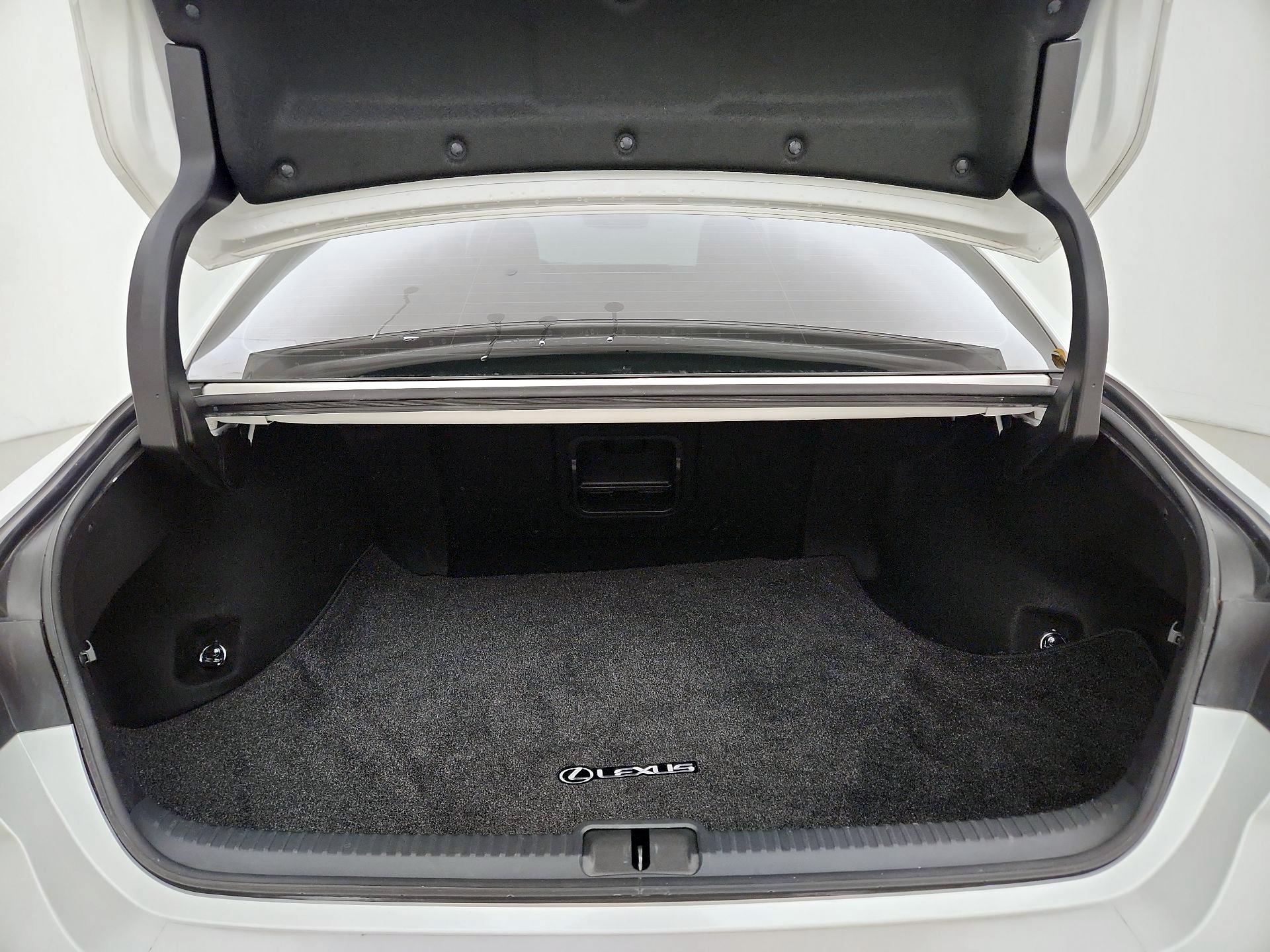 Thumbnail: 2020 Lexus ES - 19