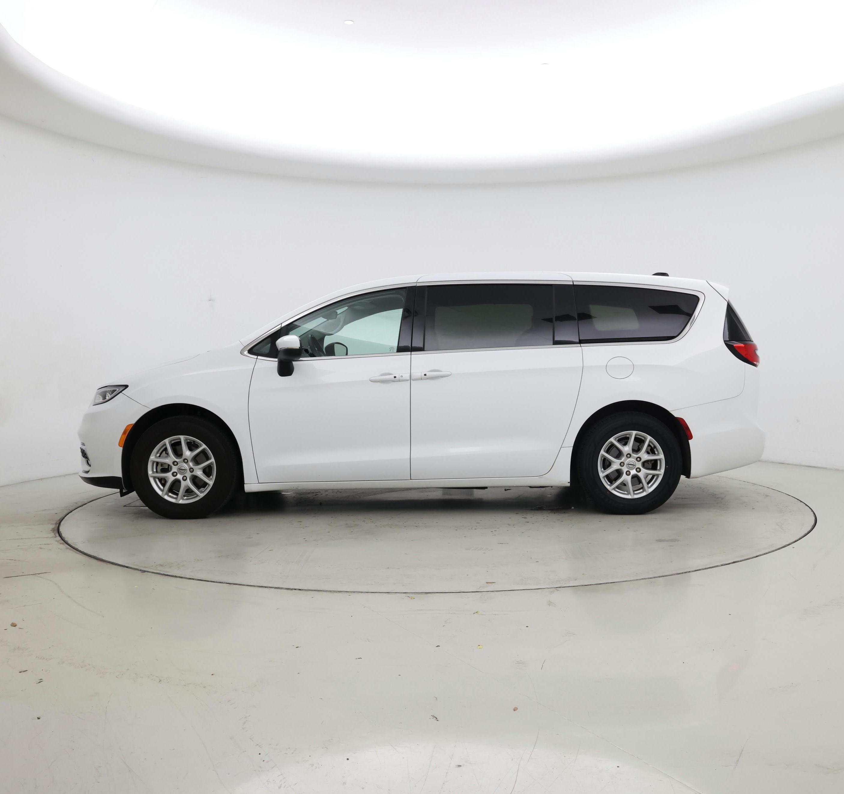 Thumbnail: 2023 Chrysler Pacifica - 3