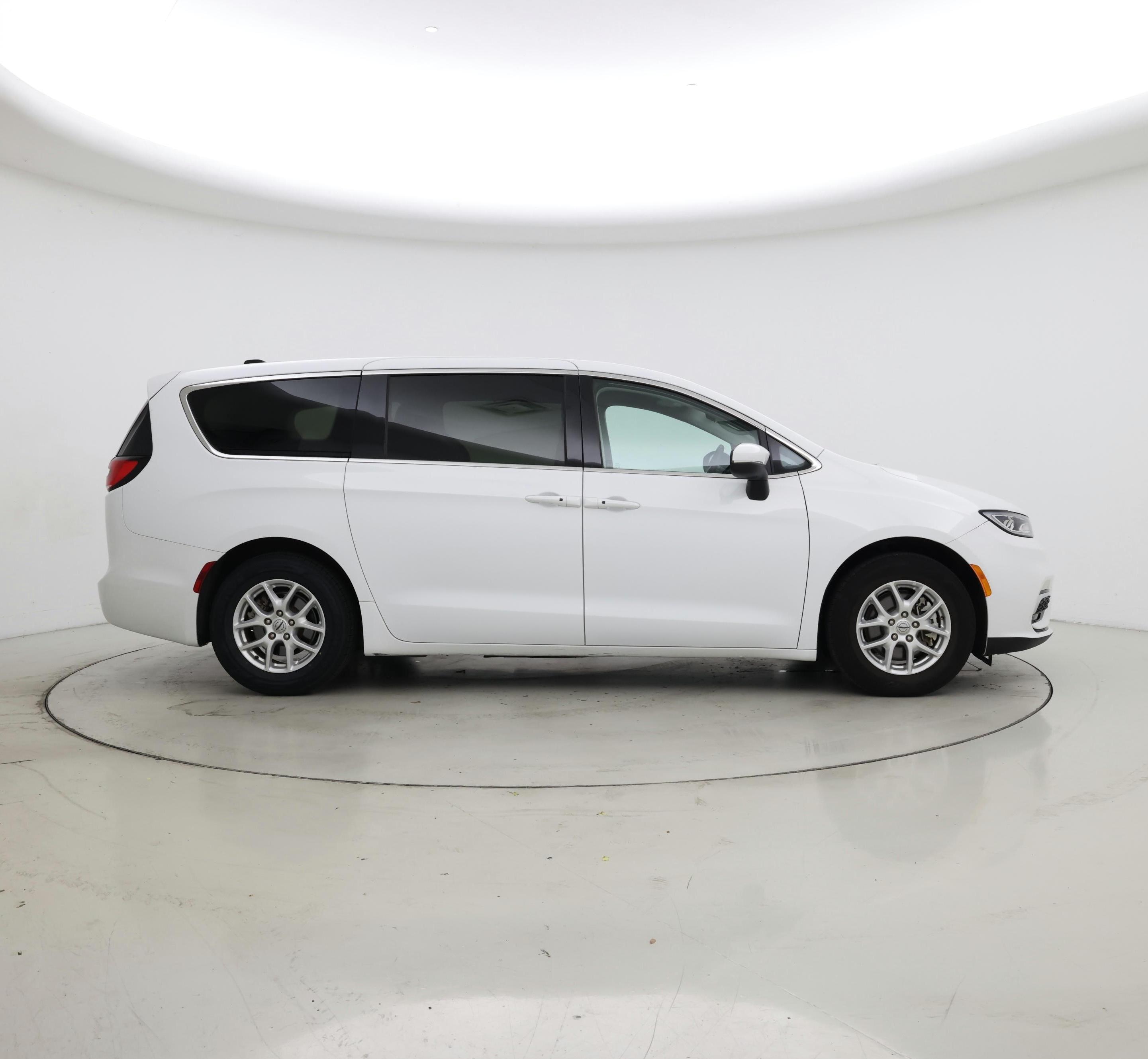 Thumbnail: 2023 Chrysler Pacifica - 7