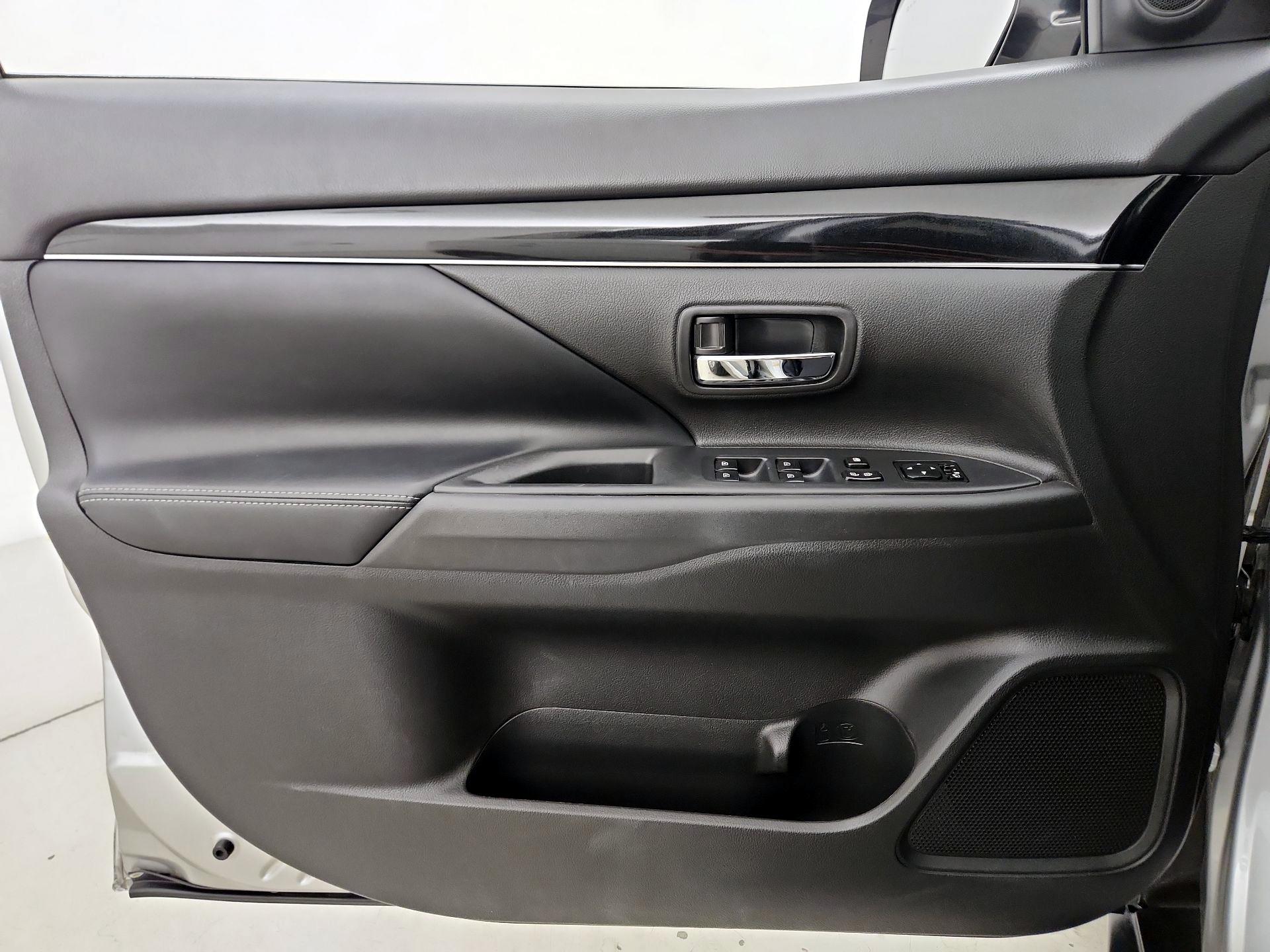 Thumbnail: 2019 Mitsubishi Outlander - 12