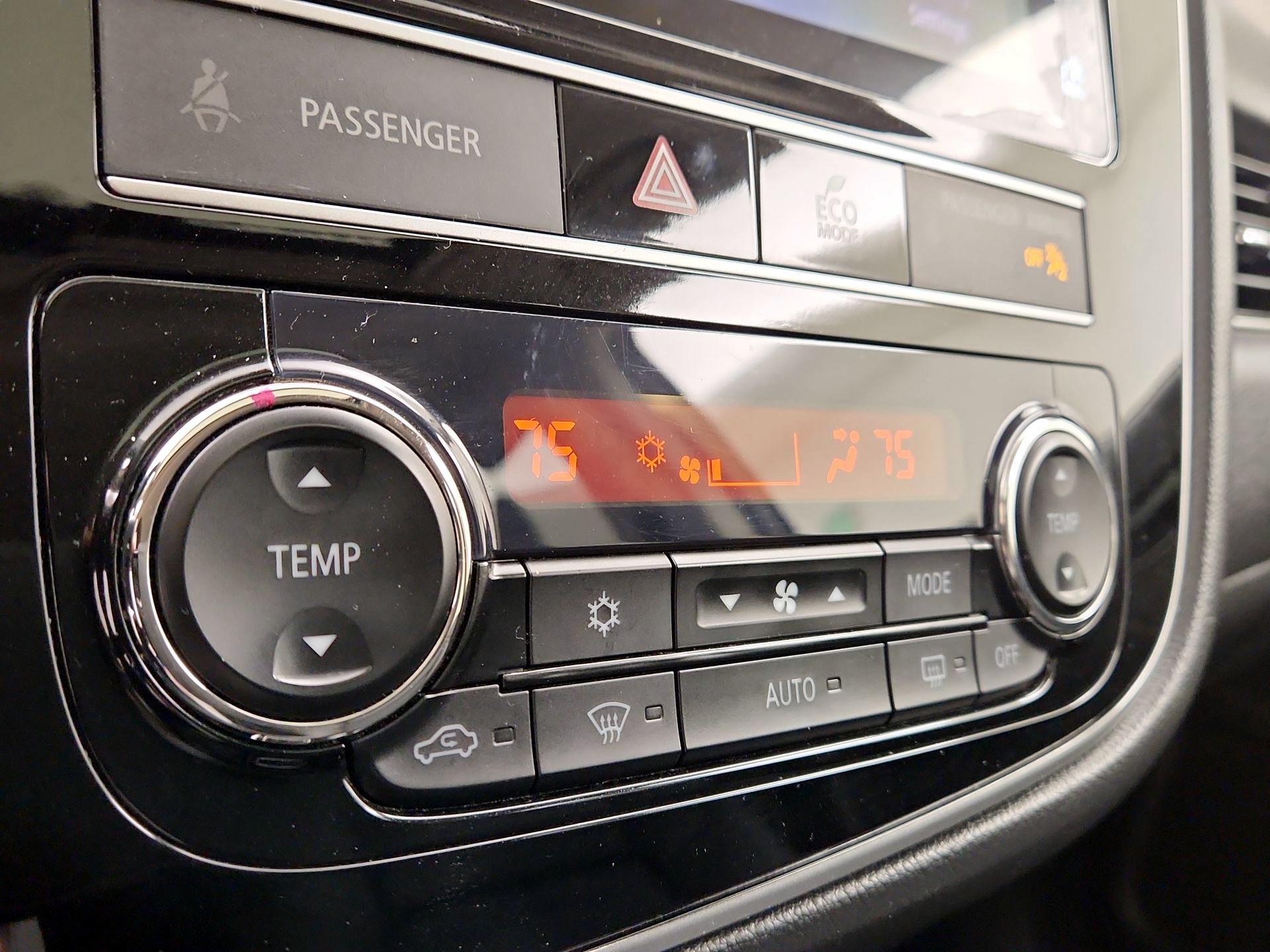 Thumbnail: 2019 Mitsubishi Outlander - 16