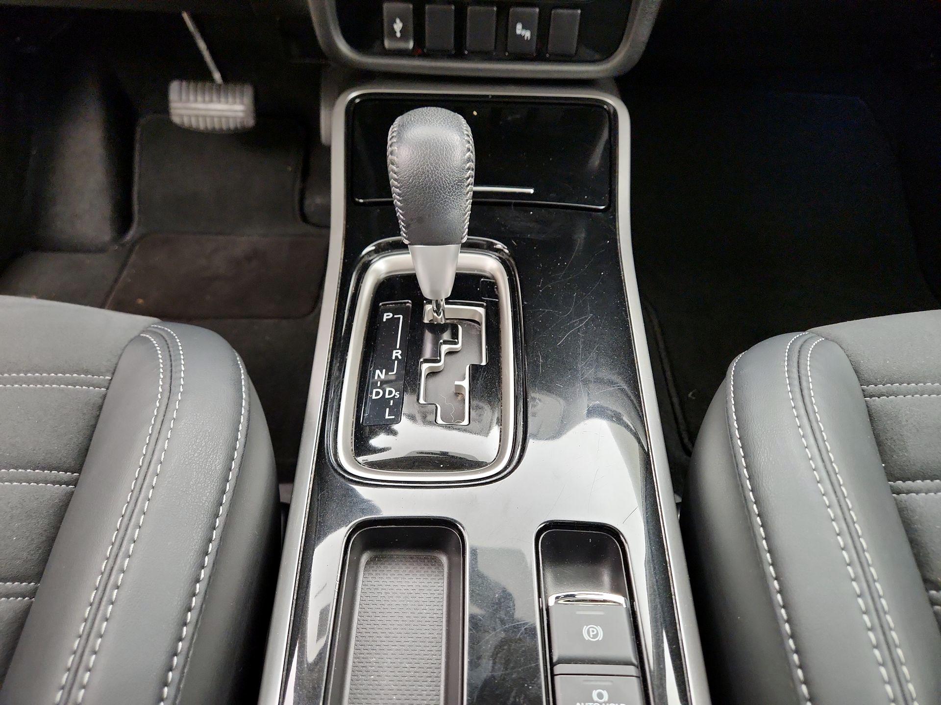 Thumbnail: 2019 Mitsubishi Outlander - 17