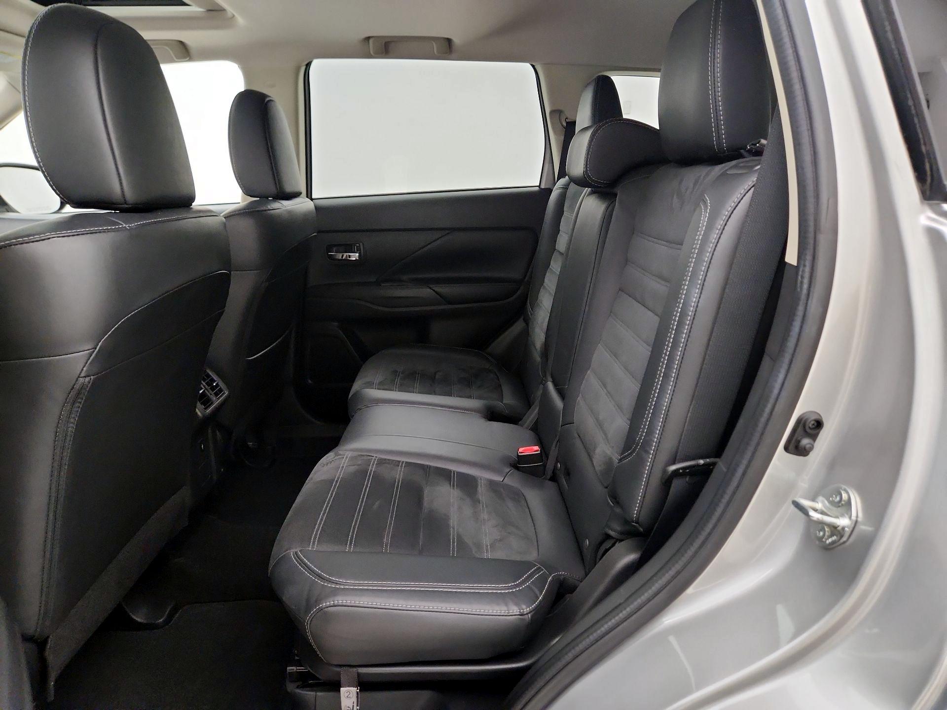 Thumbnail: 2019 Mitsubishi Outlander - 19