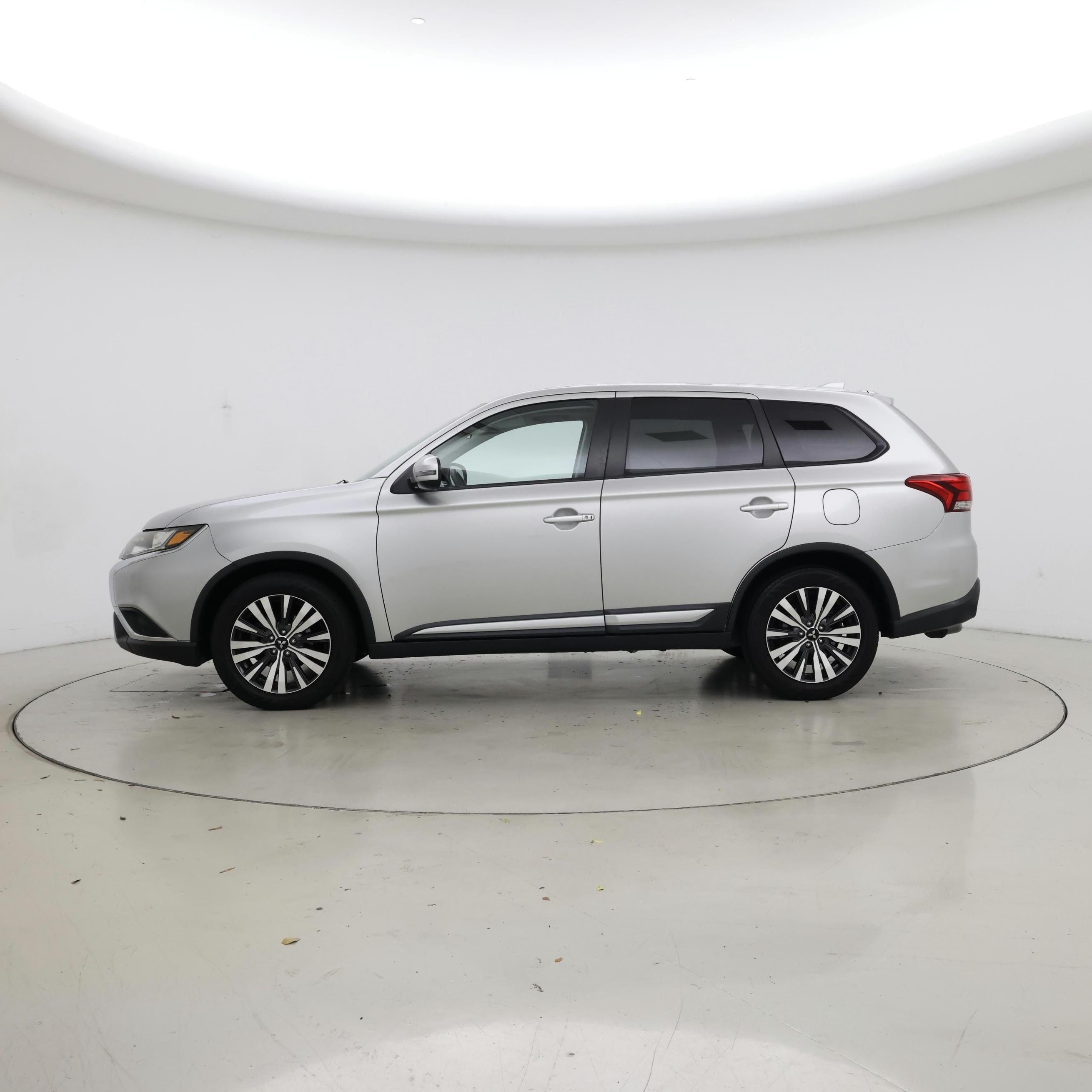 Thumbnail: 2019 Mitsubishi Outlander - 3