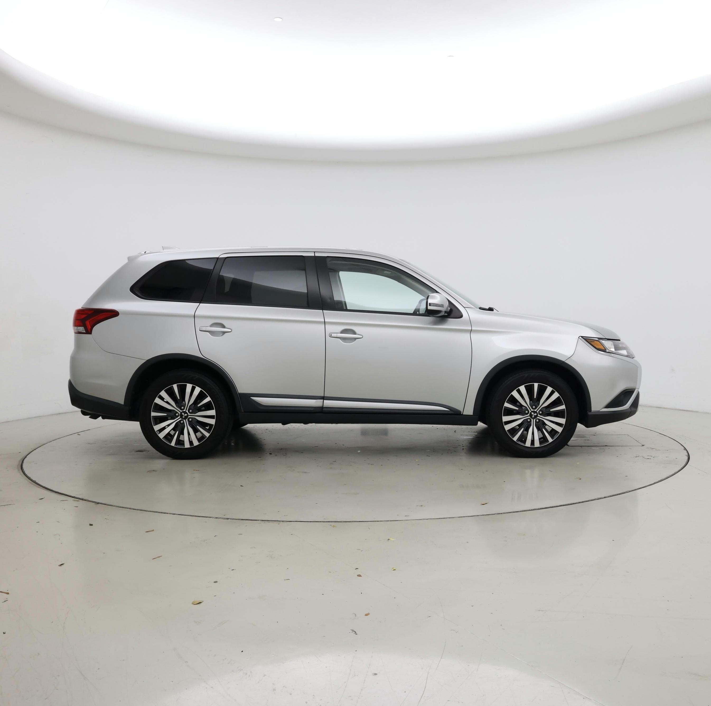 Thumbnail: 2019 Mitsubishi Outlander - 7