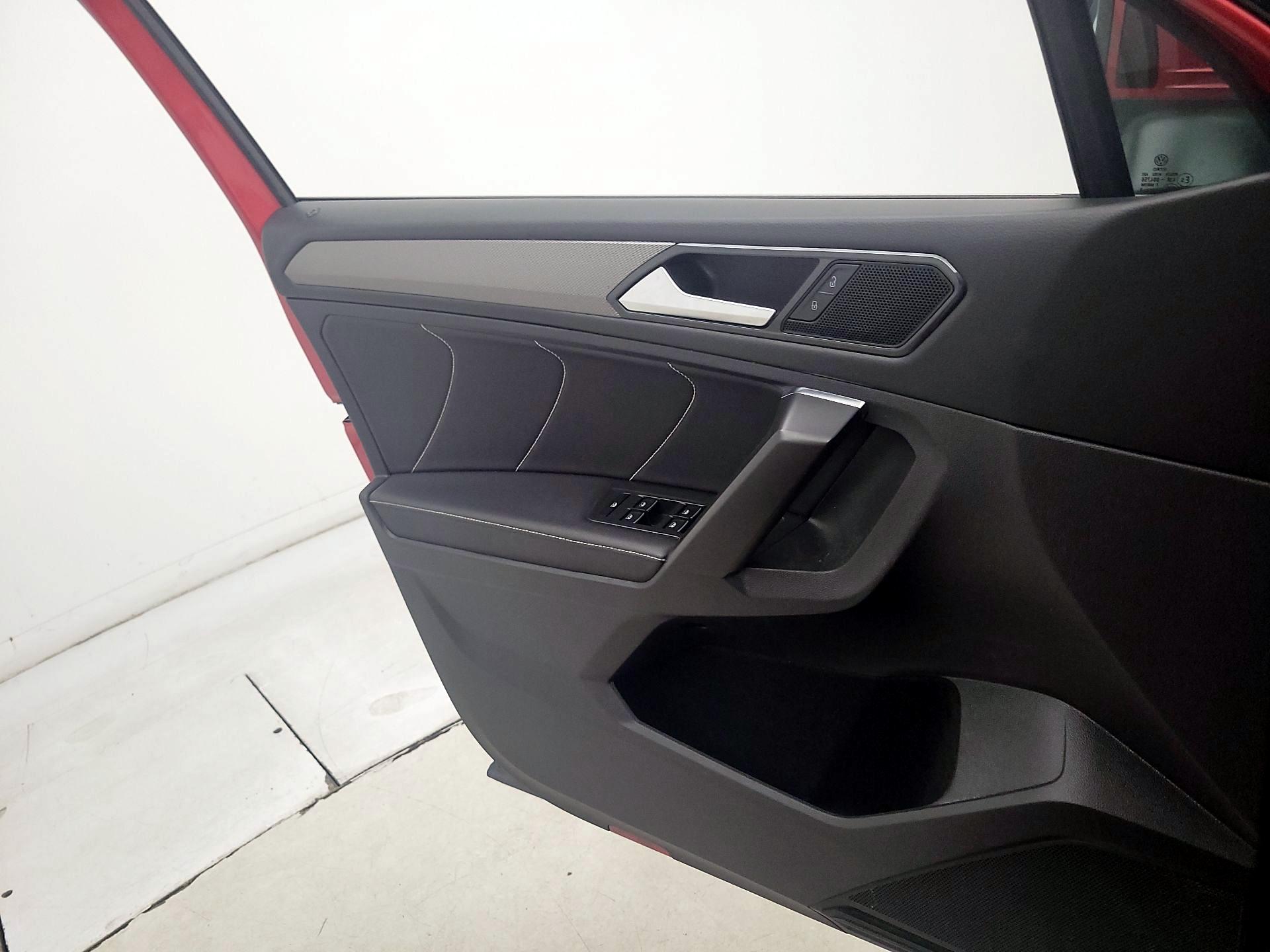 Thumbnail: 2022 Volkswagen Tiguan - 12