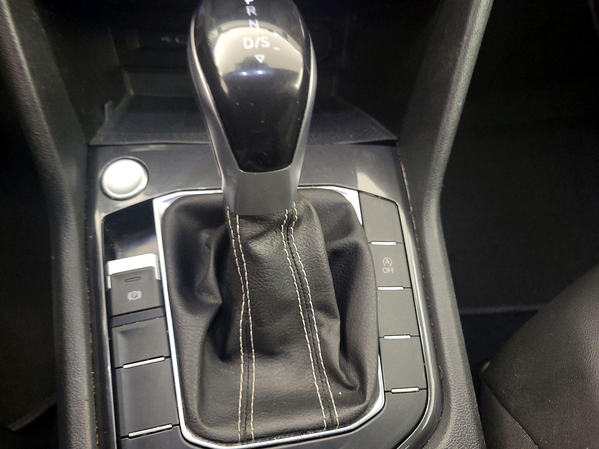 Thumbnail: 2022 Volkswagen Tiguan - 17