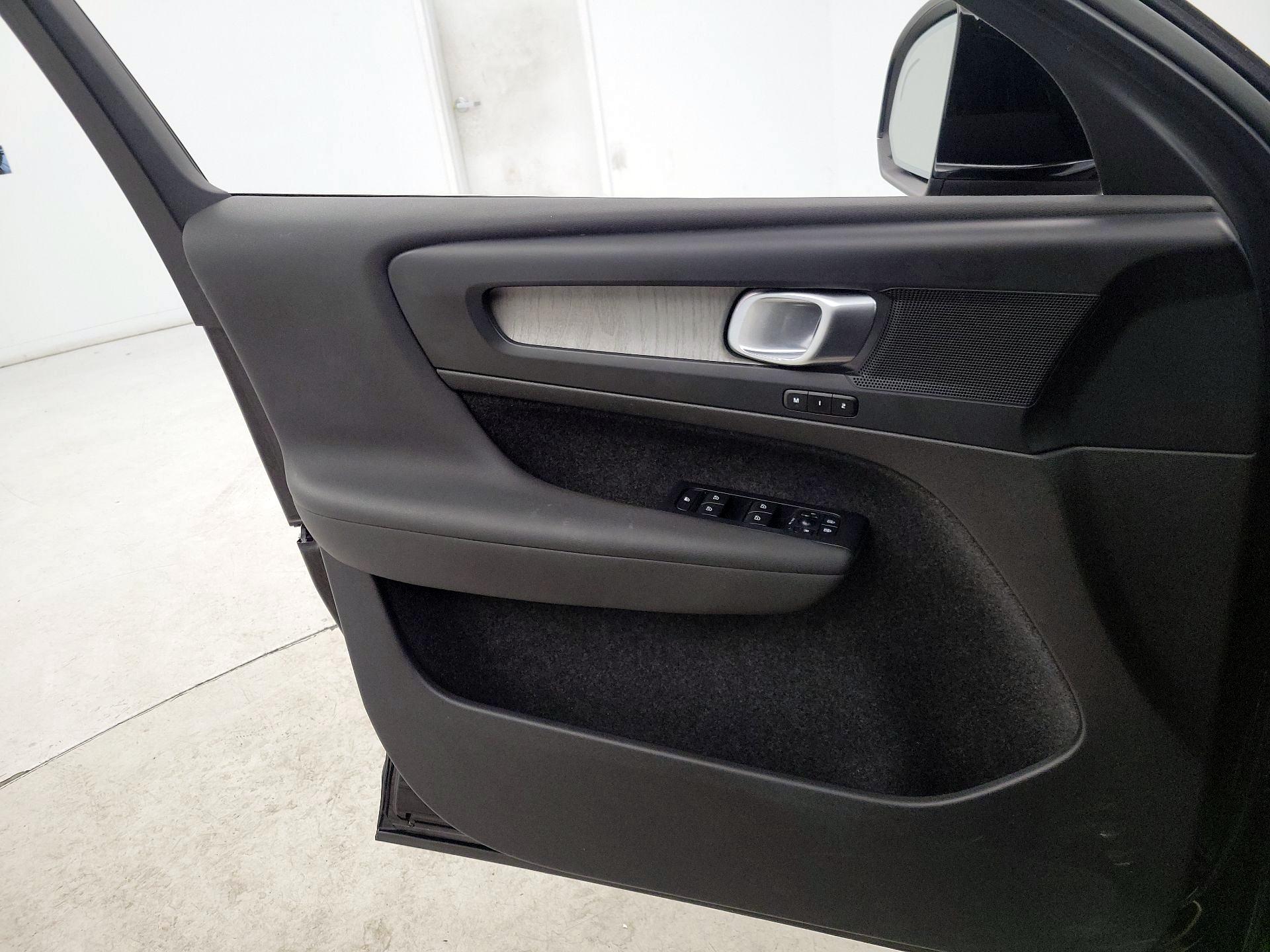 Thumbnail: 2023 Volvo XC40 - 12