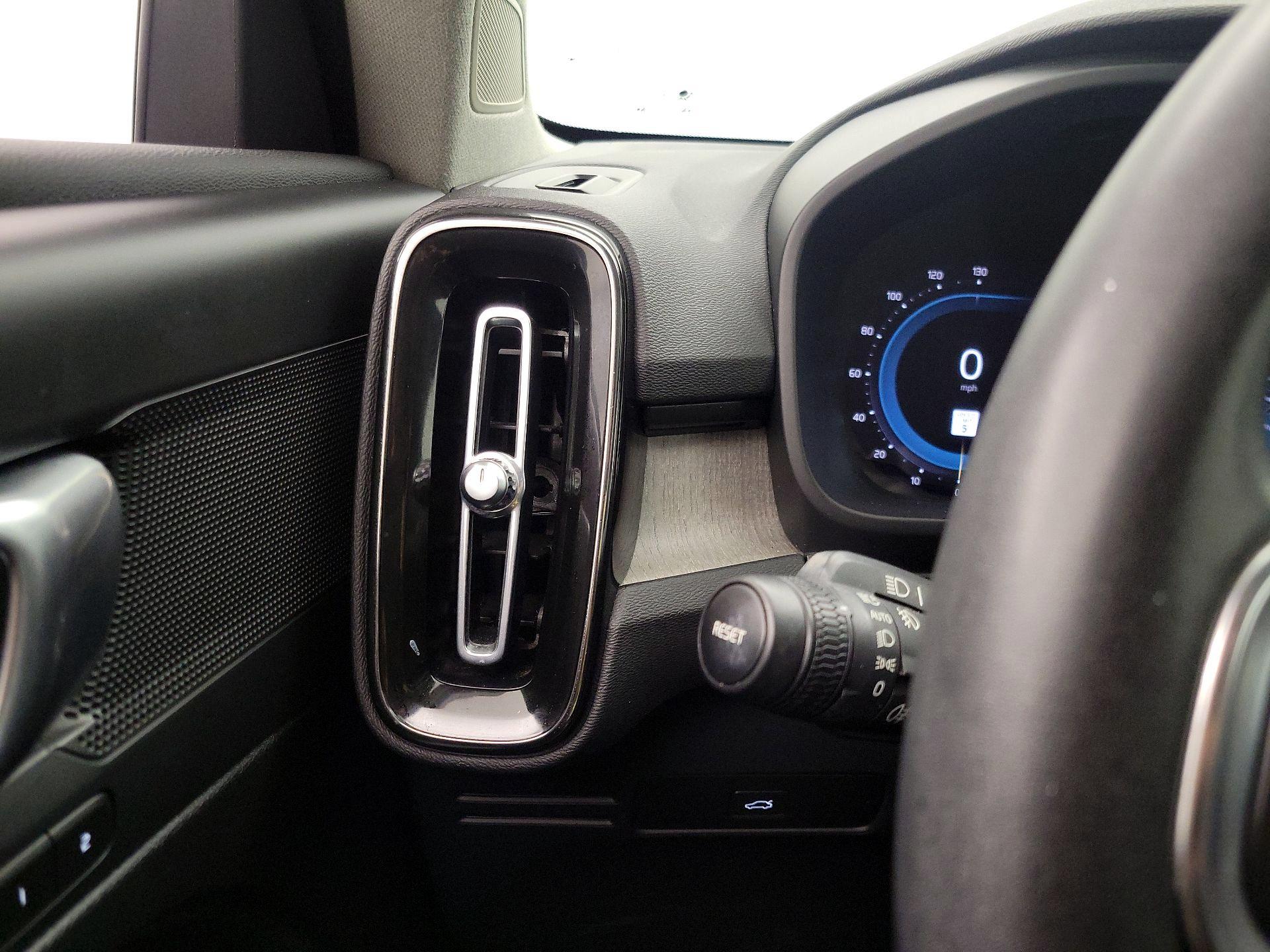 Thumbnail: 2023 Volvo XC40 - 13