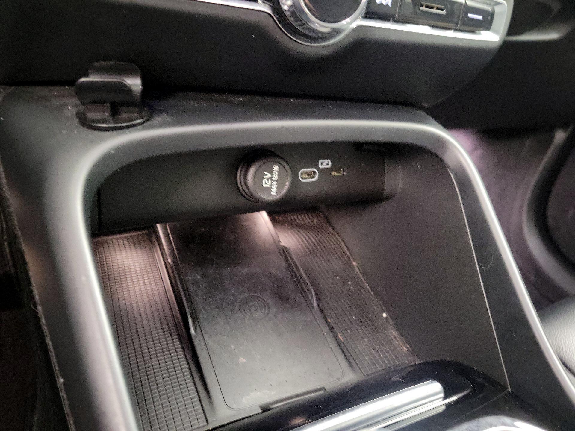 Thumbnail: 2023 Volvo XC40 - 18