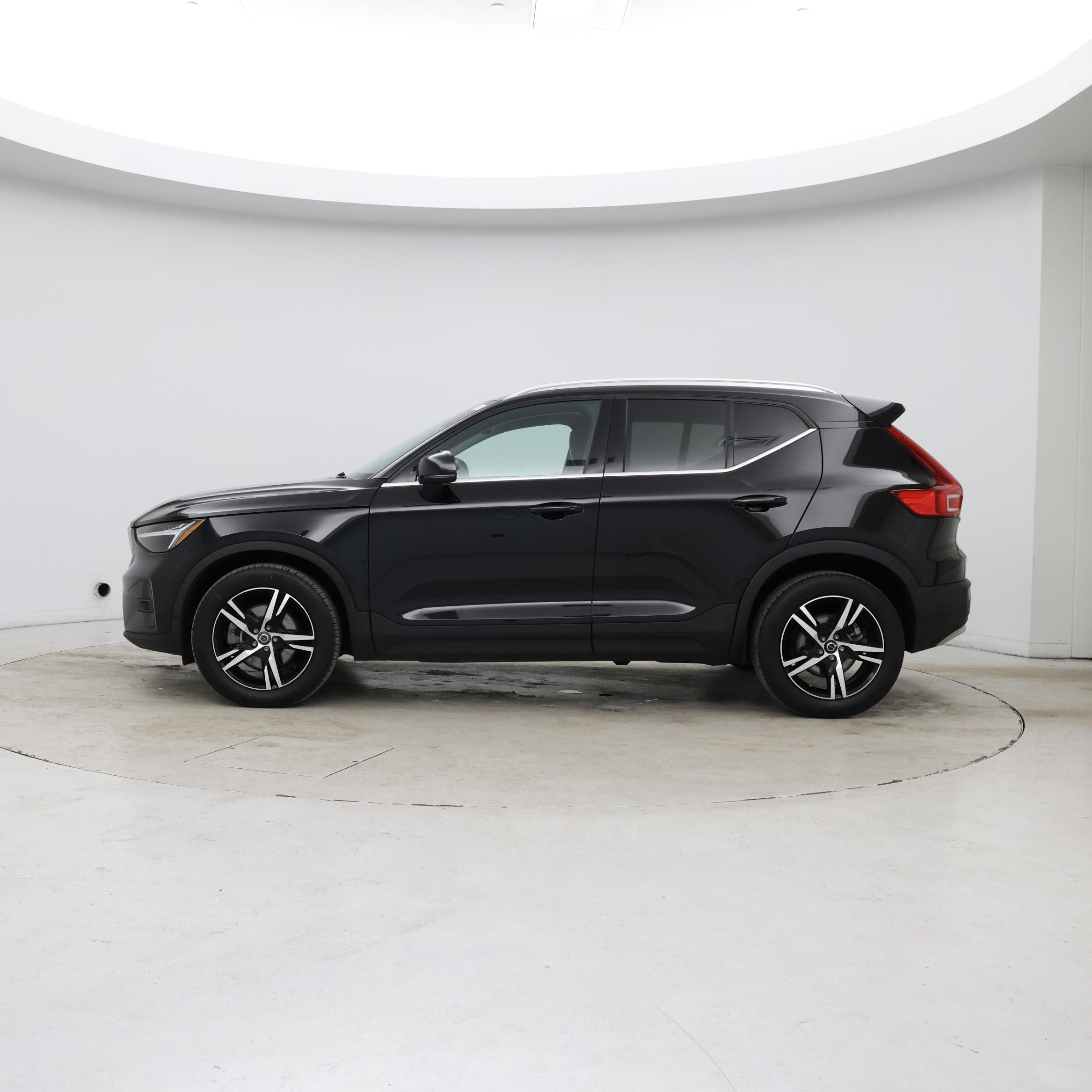 Thumbnail: 2023 Volvo XC40 - 3