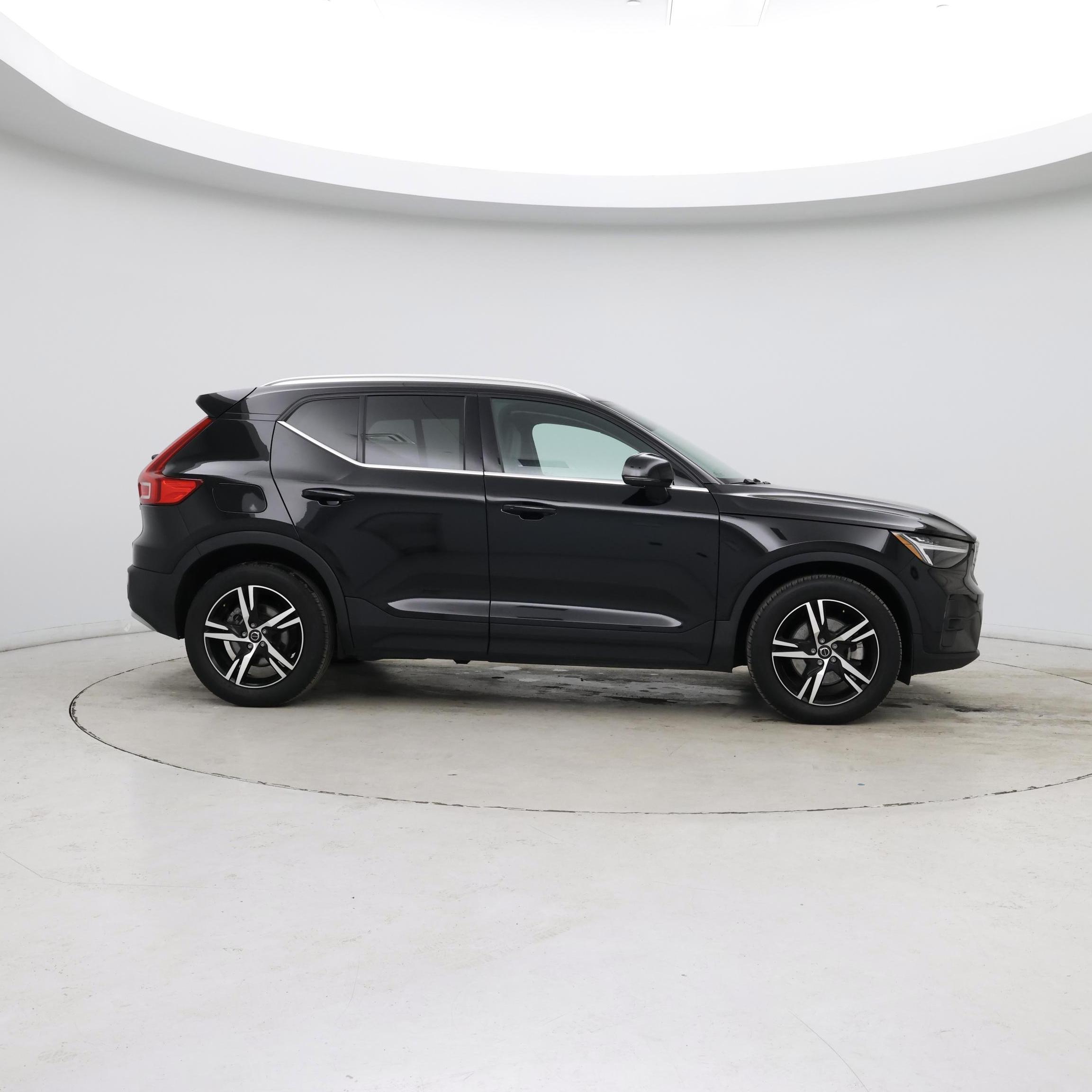 Thumbnail: 2023 Volvo XC40 - 7