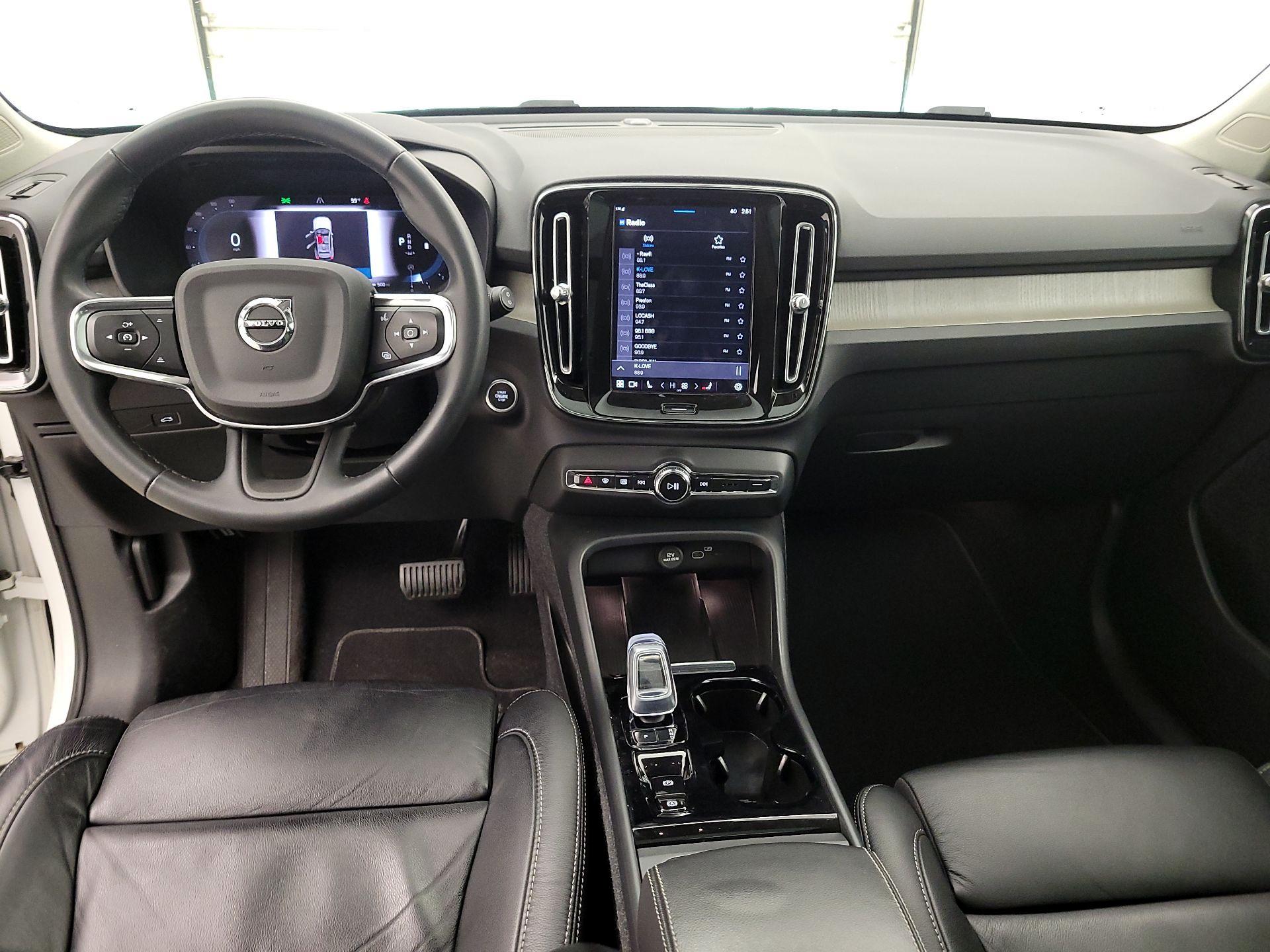 Thumbnail: 2023 Volvo XC40 - 9