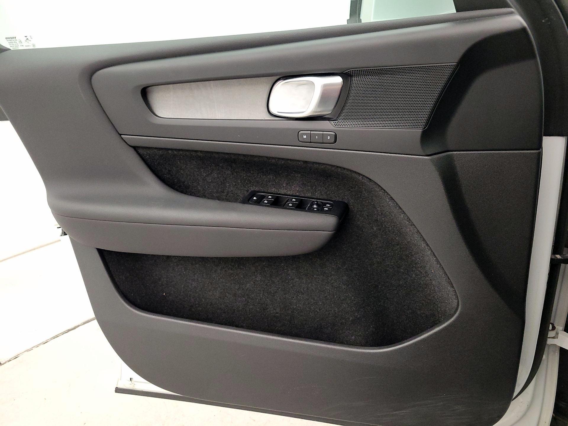 Thumbnail: 2023 Volvo XC40 - 12